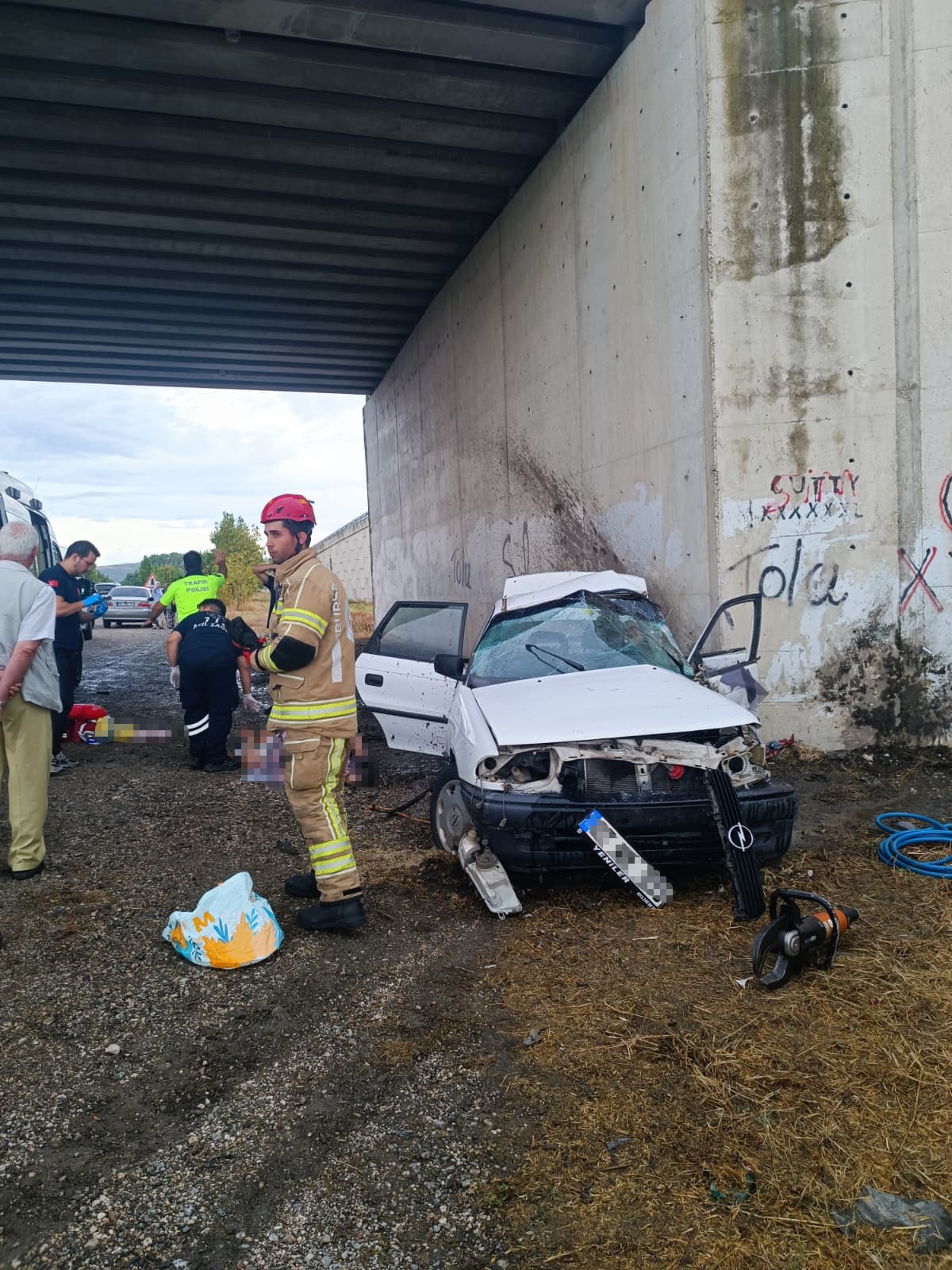 Duvara çarpan otomobildeki 3 kişi öldü, 2 kişi ağır yaralandı