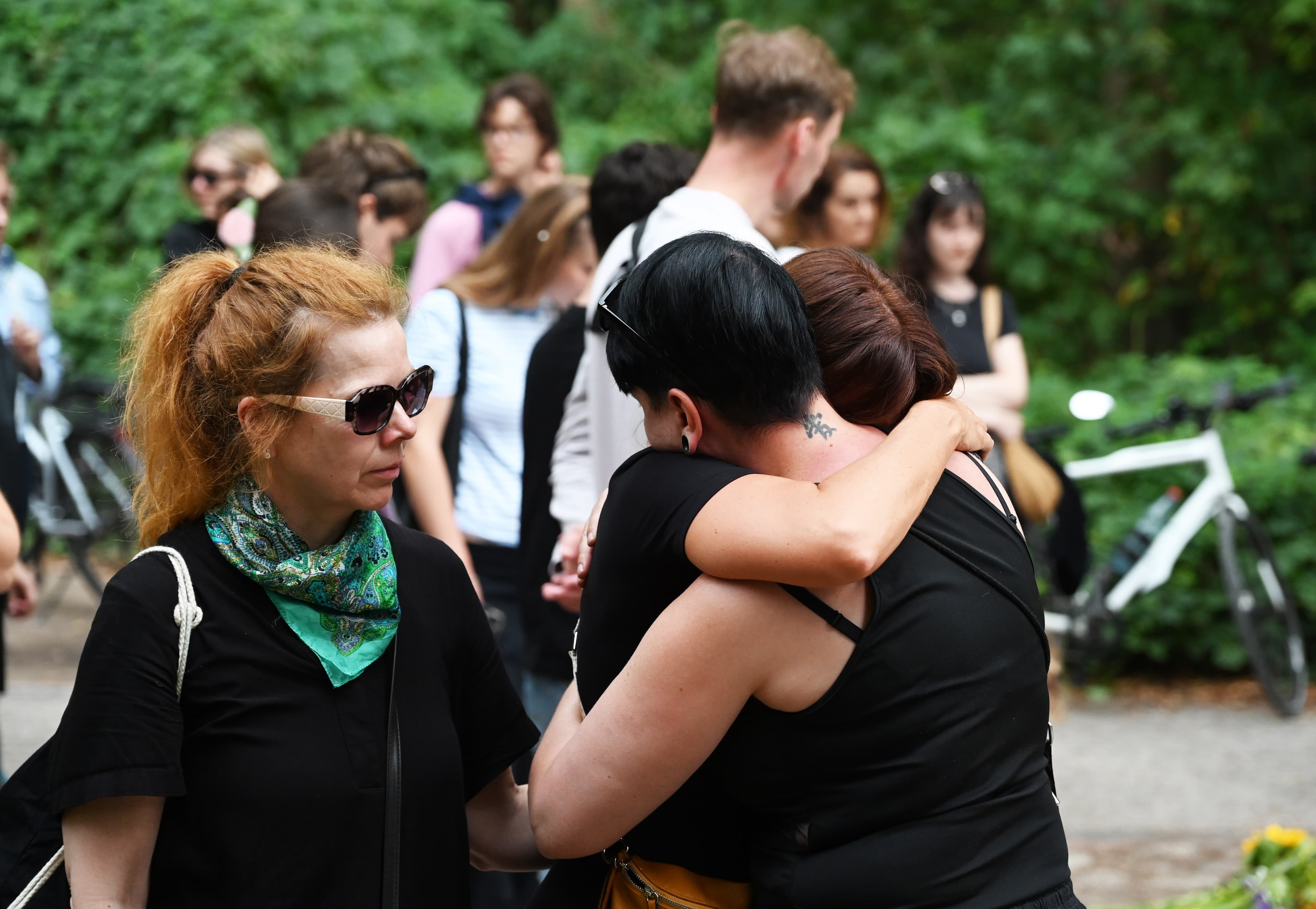 Berlin'de LGBTQ yürüyüşüne araçla saldırı düzenlendi, halk üzgün ve şaşkın, saldırgan radikal bir dinci