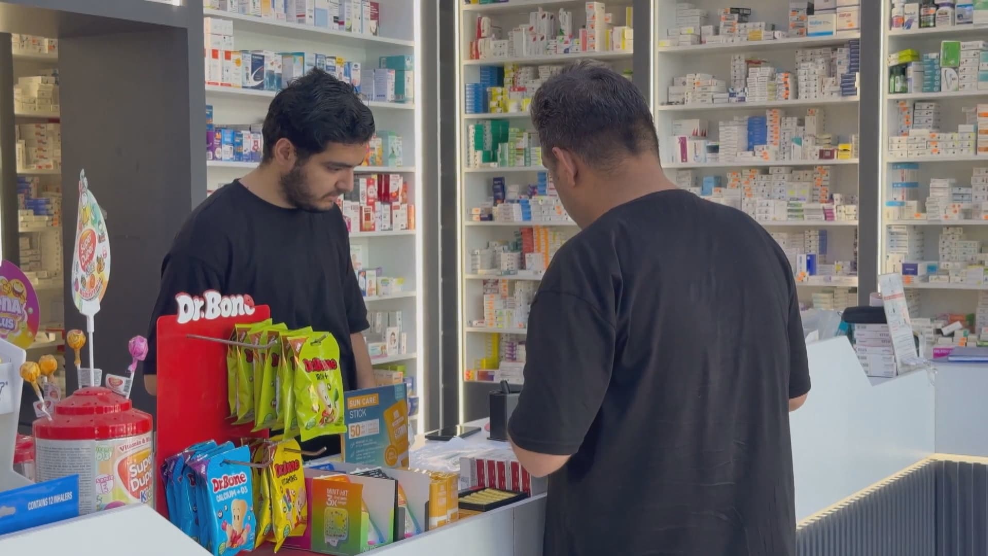 پزیشک و کارمەندانی تەندروستی لە کەرتی تایبەت بێ گرێبەست و بە مووچەی کەم کار دەکەن