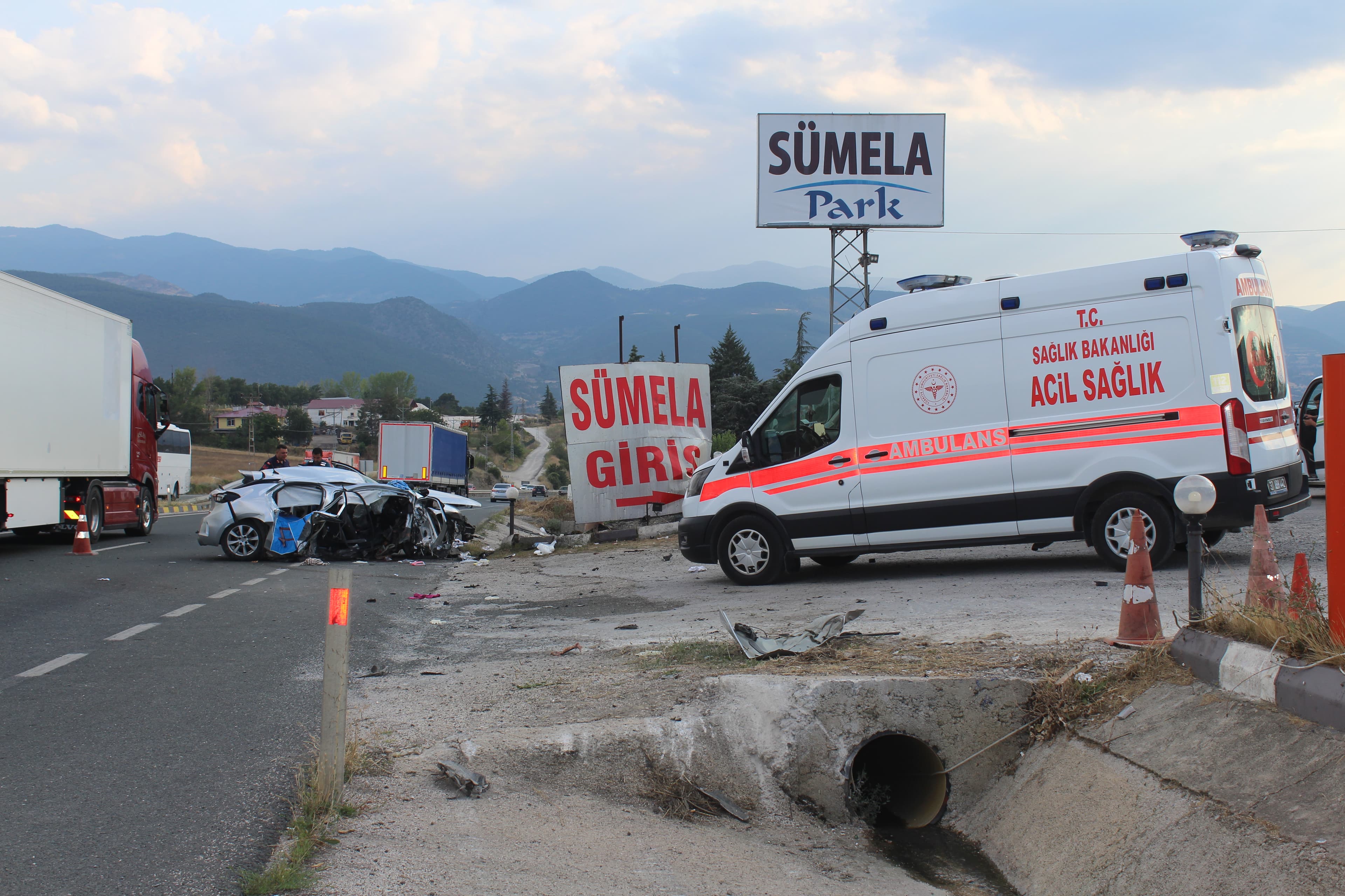 Menfeze çarpan otomobil devrildi: 2 ölü