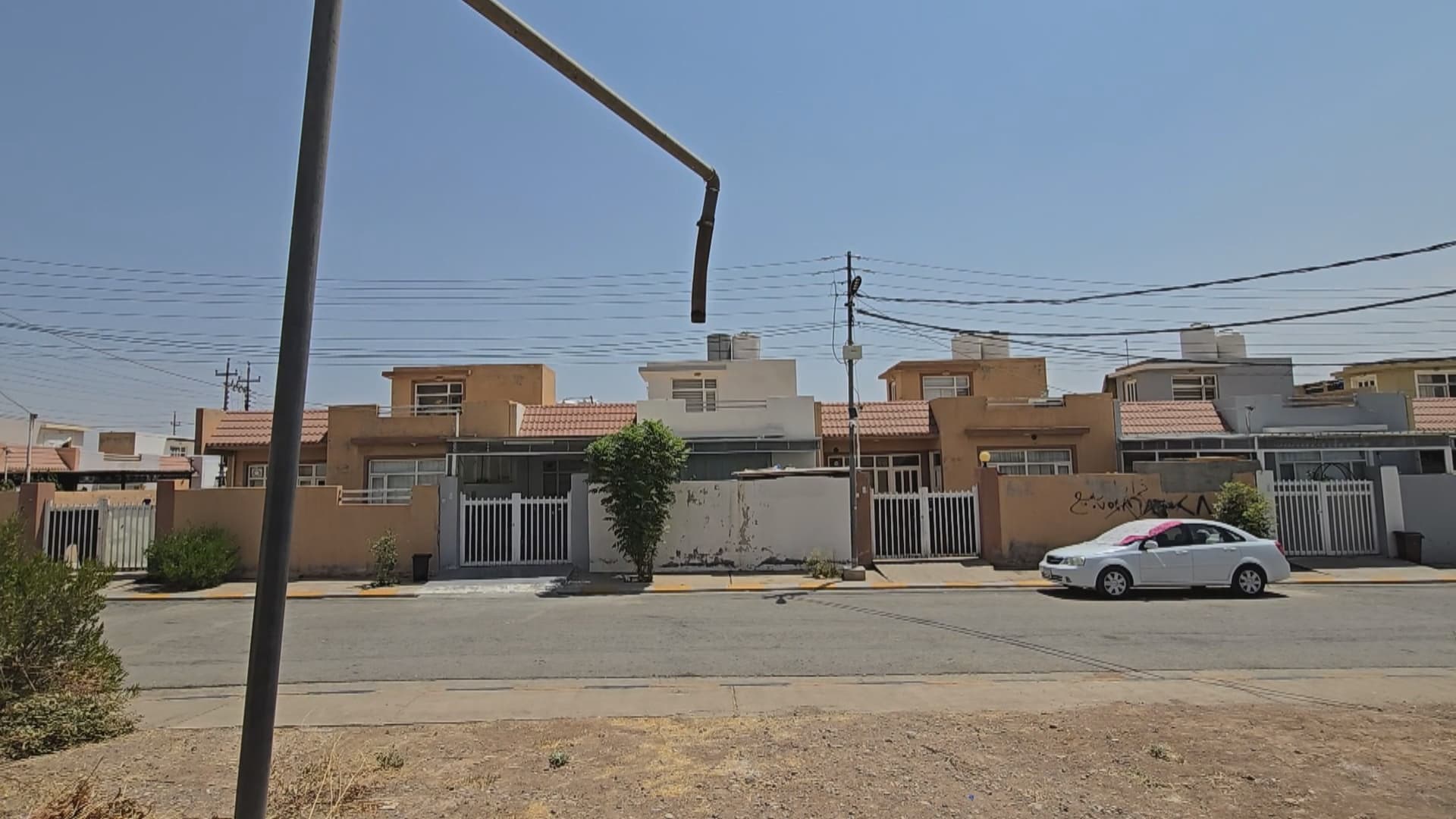 لە خەبات کەمئاوی دانیشتووانی پڕۆژەیەکی نیشتەجێبوونی ناچار بە فرۆشتنی خانووەکانیان کردووە