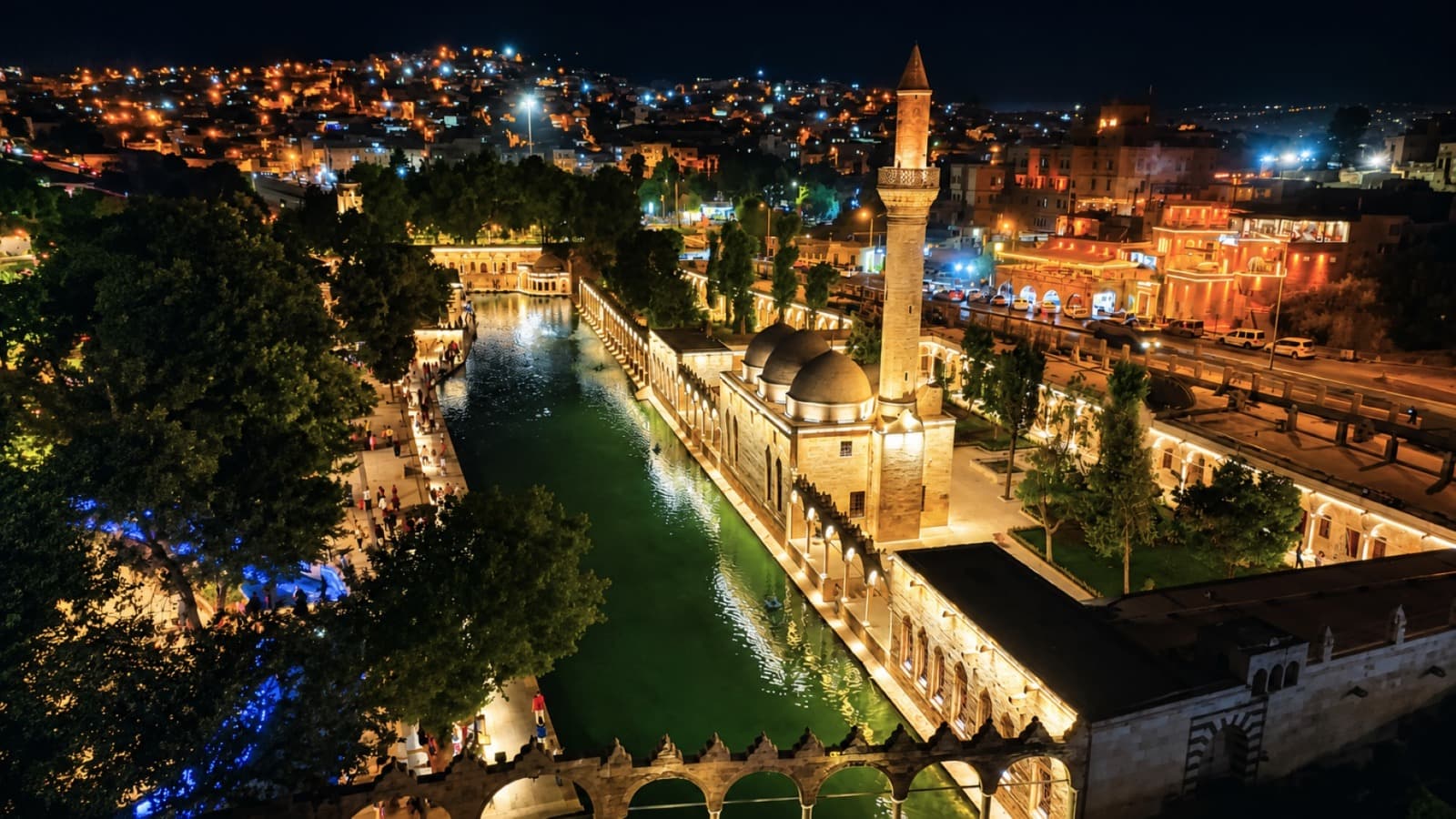 Urfa'da kavurucu sıcaklar Balıklıgöl ziyaretlerini geceye taşıdı