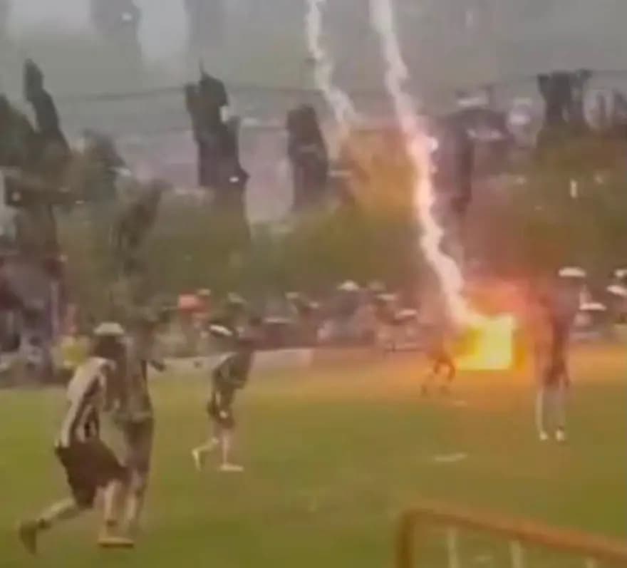 Sahaya yıldırım düştü, bir futbolcu öldü