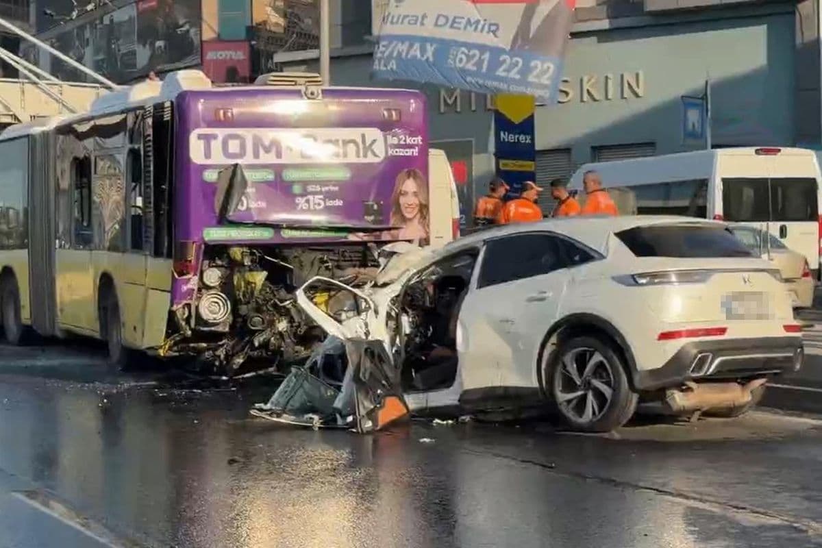 Otomobil İETT otobüsüne arkadan çarptı: 3 kişi yaşamını yitirdi