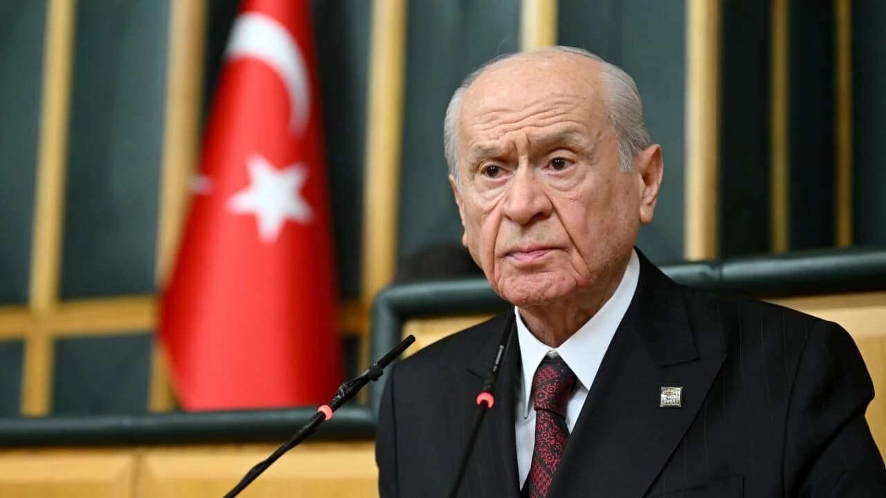 دەوڵەت باخچەلی لە کاتی واژۆکردنی پرۆەیاسای تایبەت بە پرۆسەی چارەسەری