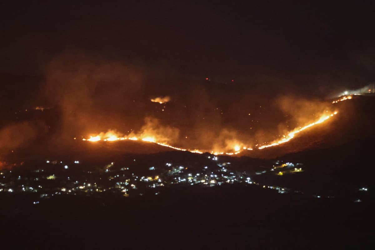 بەهۆی تۆپبارانی ئیسرائیلەوە، ئاگرێکی گەورە لە دارستانەکانی دەوروبەری گوندی (کەفر شووبا) لە باشووری لوبنان کەوتووەتەوە؛ وەک لەم وێنەیەدا کە لە ناوچەی (مەرجەعیون)ی باشووری لوبنانەوە گیراوە دەردەکەوێت، لە رۆژی 5ـی ئابی 2026. وێنە: AFP