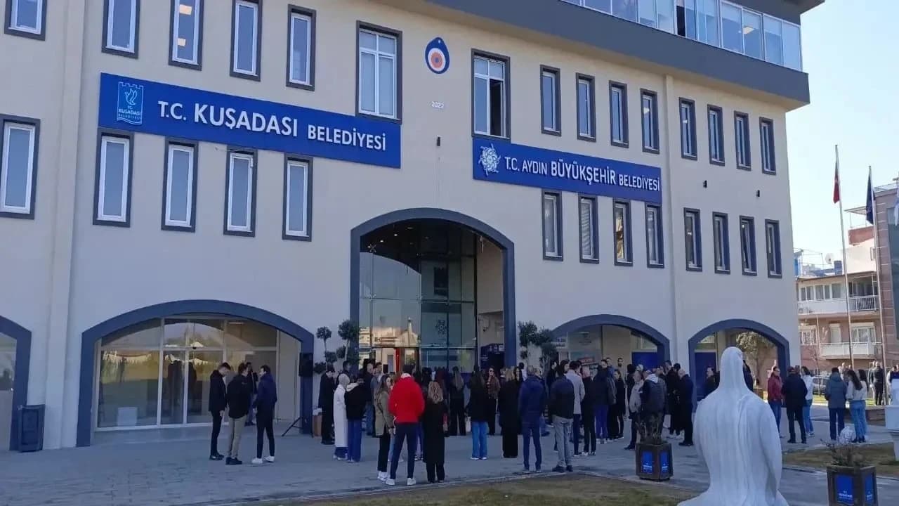 Kuşadası Belediyesi'ne yeni operasyon: 15 kişi gözaltına alındı