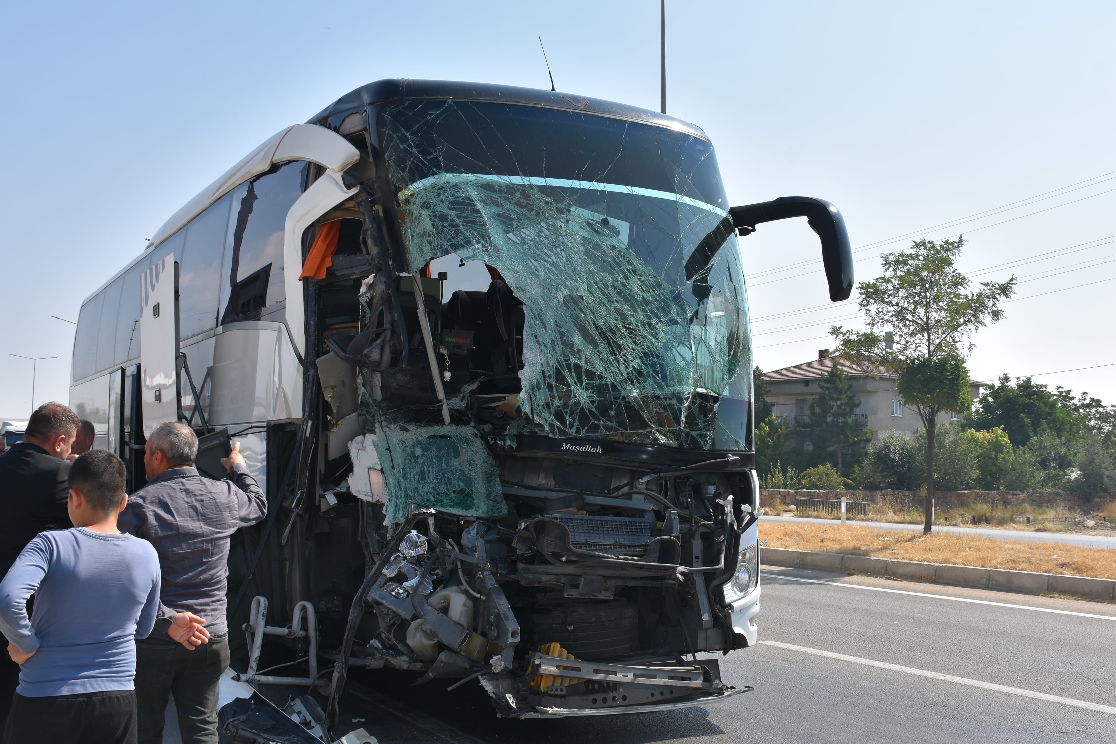 Yolcu otobüsü kamyonete çarptı: 1 ölü, 15 yaralı