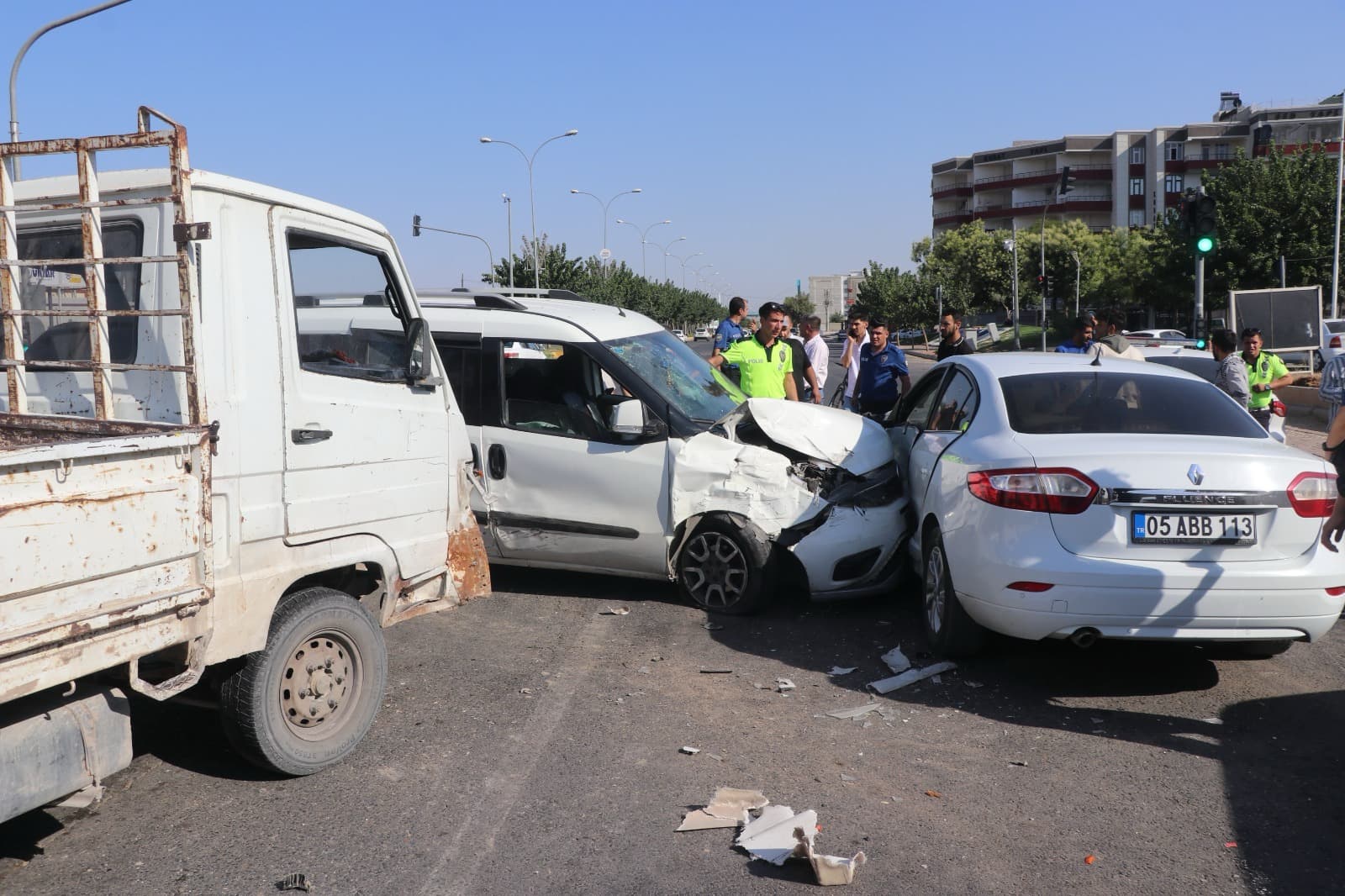 Li Rihayê 5 otomobîl li hev qelibîn