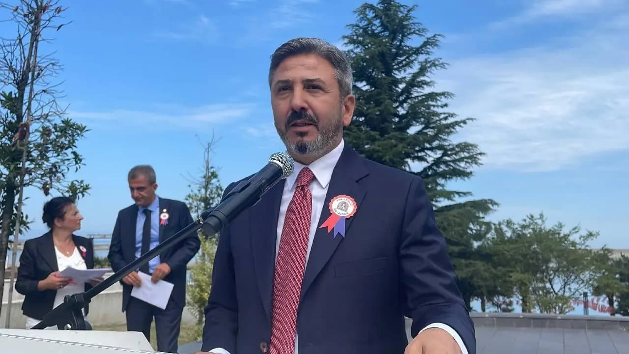 Alîkarê wezîrekî Tirkiyeyê wêneya Alaya Kurdistanê parve kir û piştre rakir