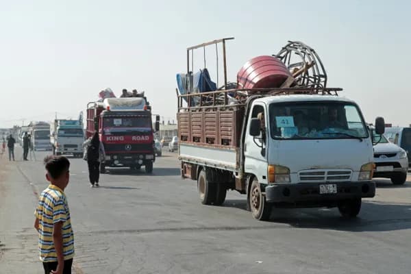گەڕانەوەی کاروانێکی ئاوارەکانی سەرێ کانی بۆ زێدی خۆیان. وێنە: AFP