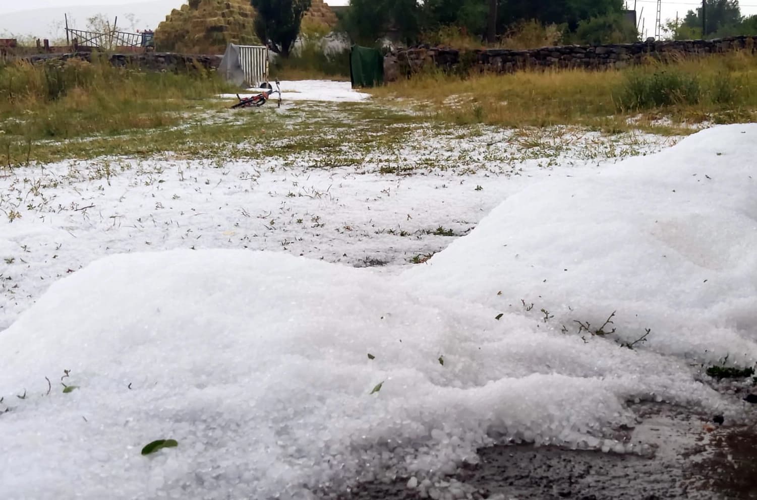 Barana gur li Qersê jiyan rawestand: Zeviyan zerer dît