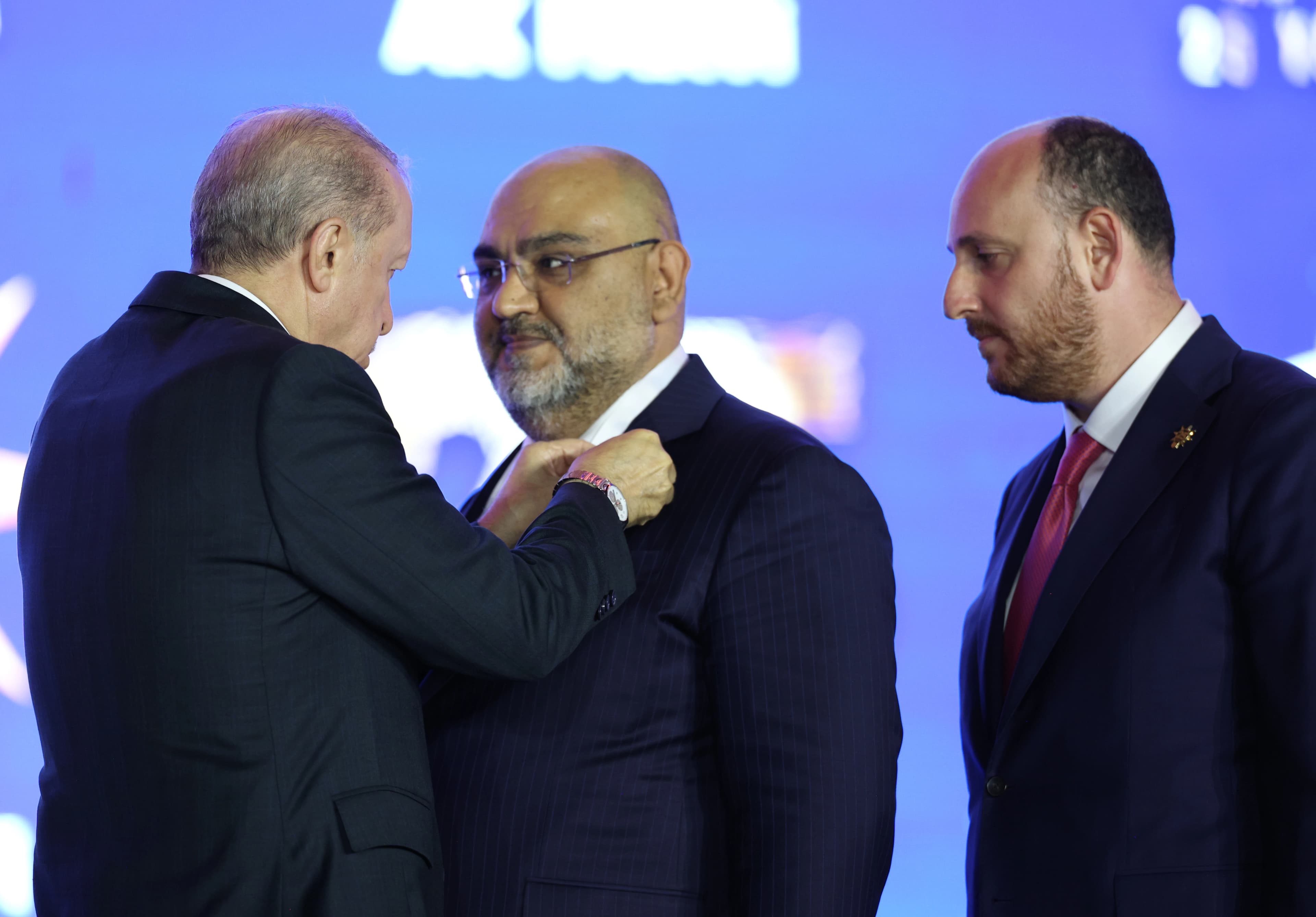 3 parlamenter û 7 şaredar tevlî AK Partiyê bûn