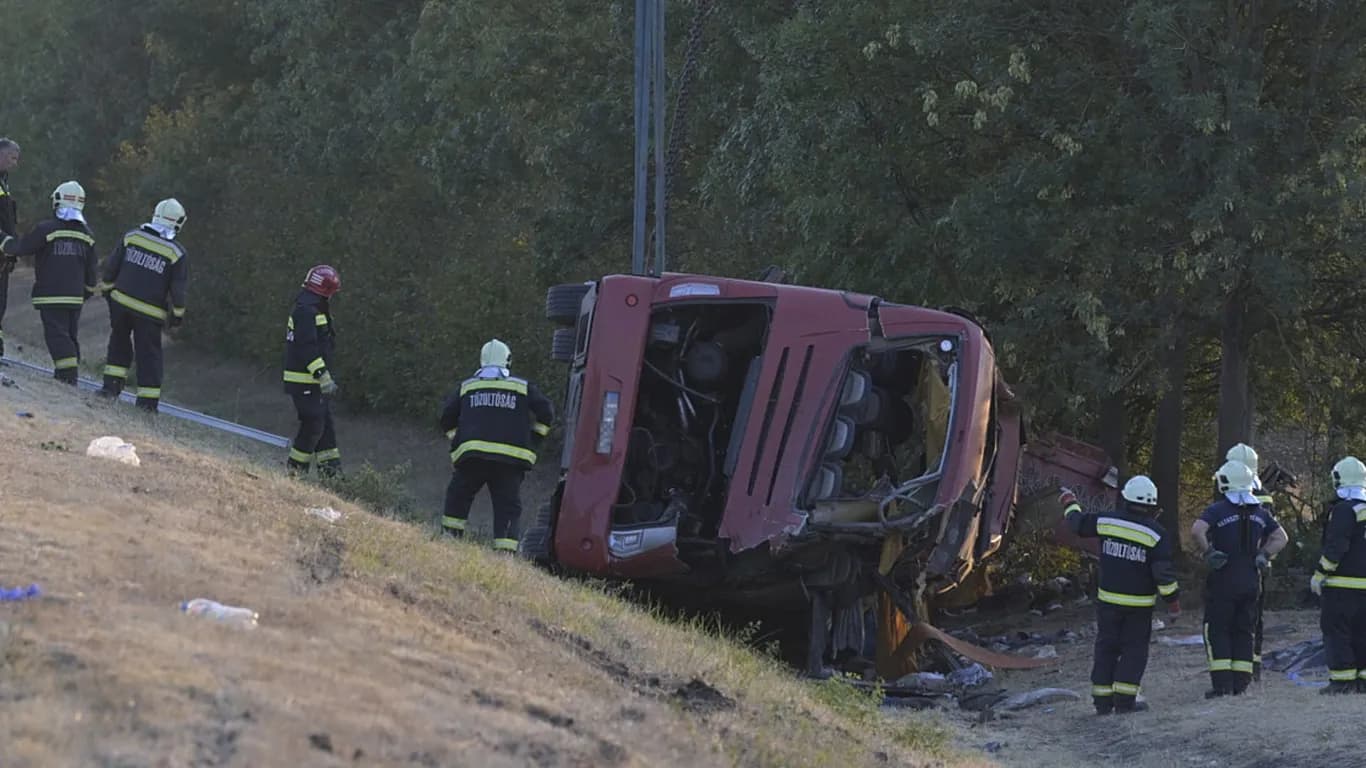 Turistleri taşıyan otobüs devrildi: En az 12 ölü