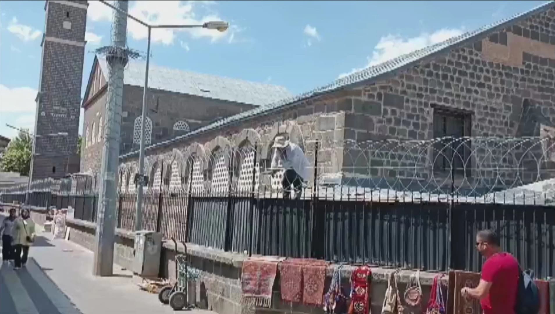 دیواری مزگەوتی گەورەی ئامەد کە بەشێکی تەلبەند کراوە