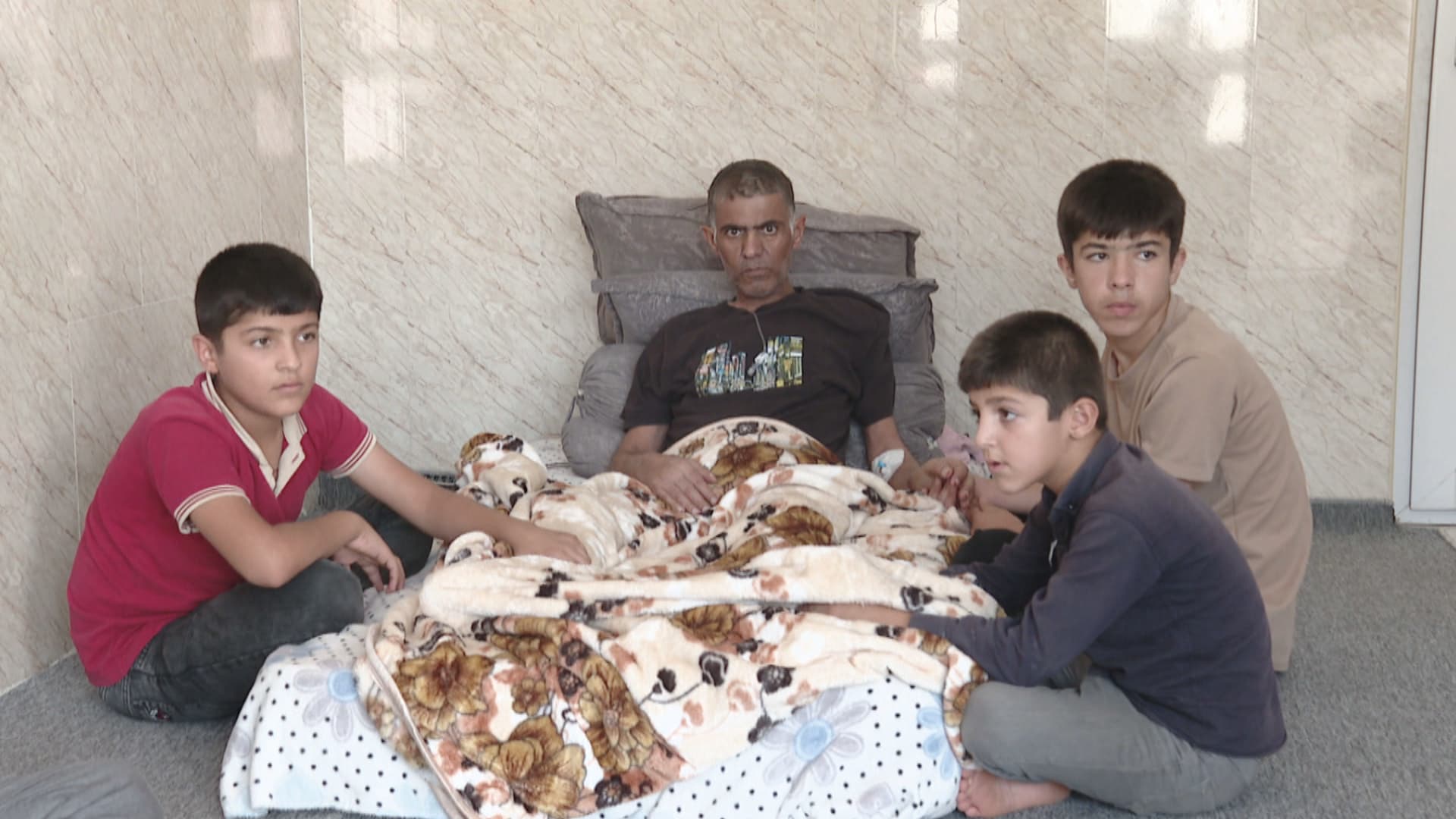 باوکێکی خاوەن هەشت منداڵ لە هەولێر ململانێ لەگەڵ شێرپەنجە دەکات