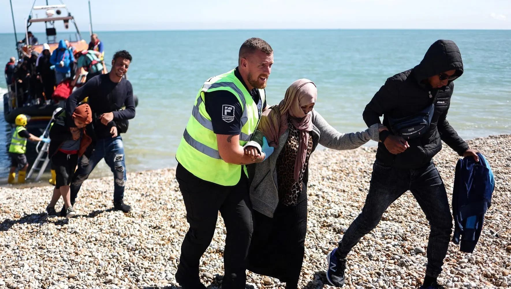 İngiltere’de göçmen politikası sertleşiyor: 25 ayda 80 bin sınır dışı ve geri dönüş