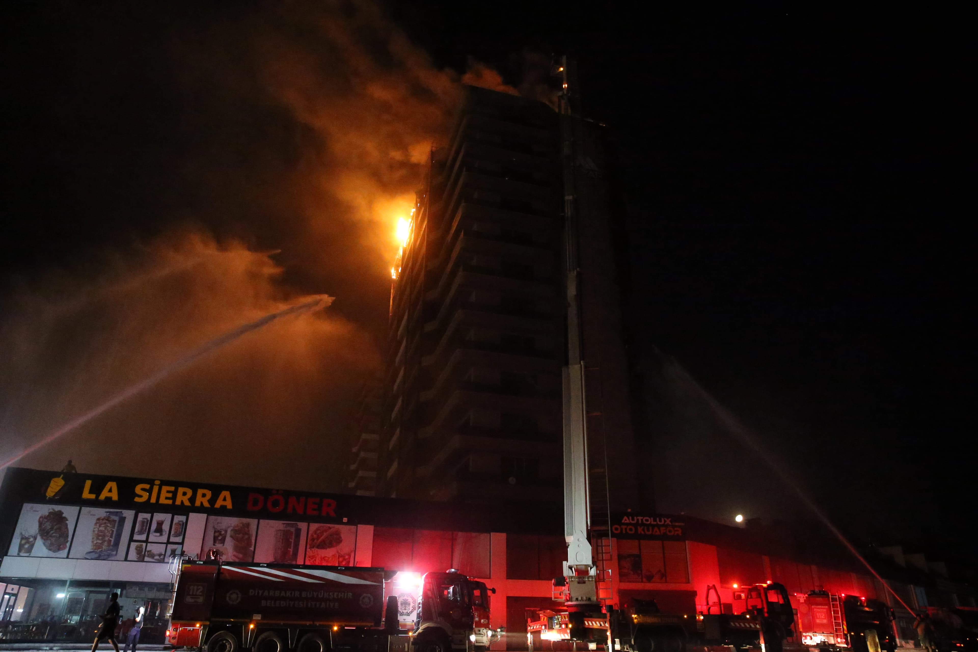 Diyarbakır'da plazada çıkan yangın söndürüldü: 5 kişi dumandan etkilendi