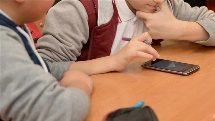 Fransa'da eğitimde yeni dönem: Liselerde cep telefonu resmen yasaklandı