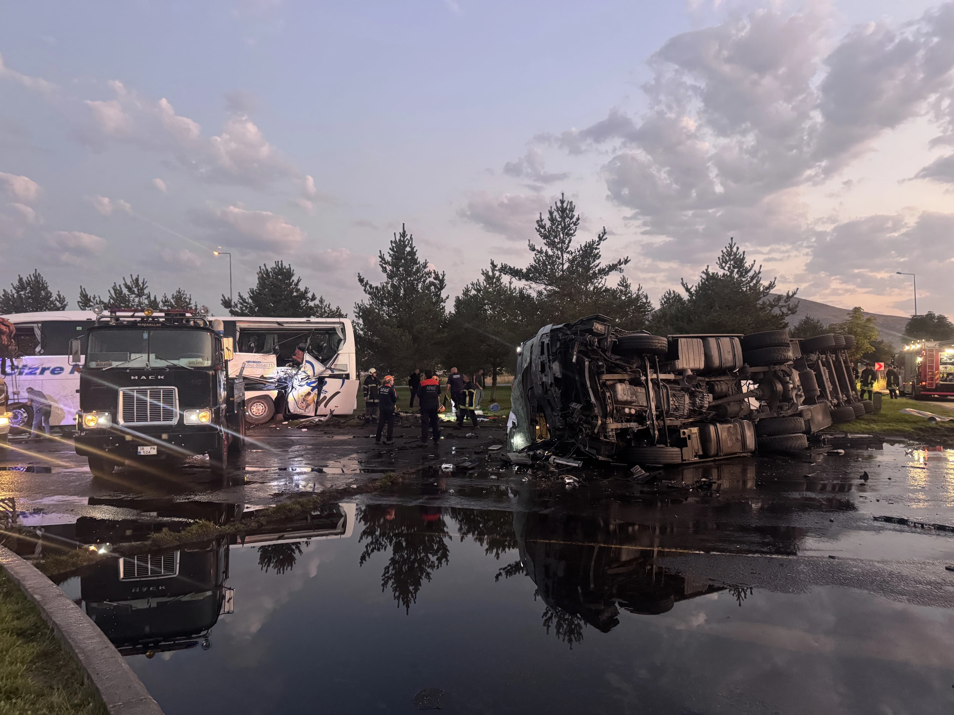 Kayseri’de yolcu otobüsü ile yakıt tankeri çarpıştı: 35 yaralı