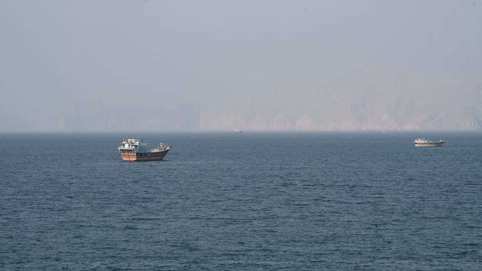 ئێران و عومان گفتوگۆ لەسەر رێڕەوێکی کاتی لە تەنگەی هورمز دەکەن