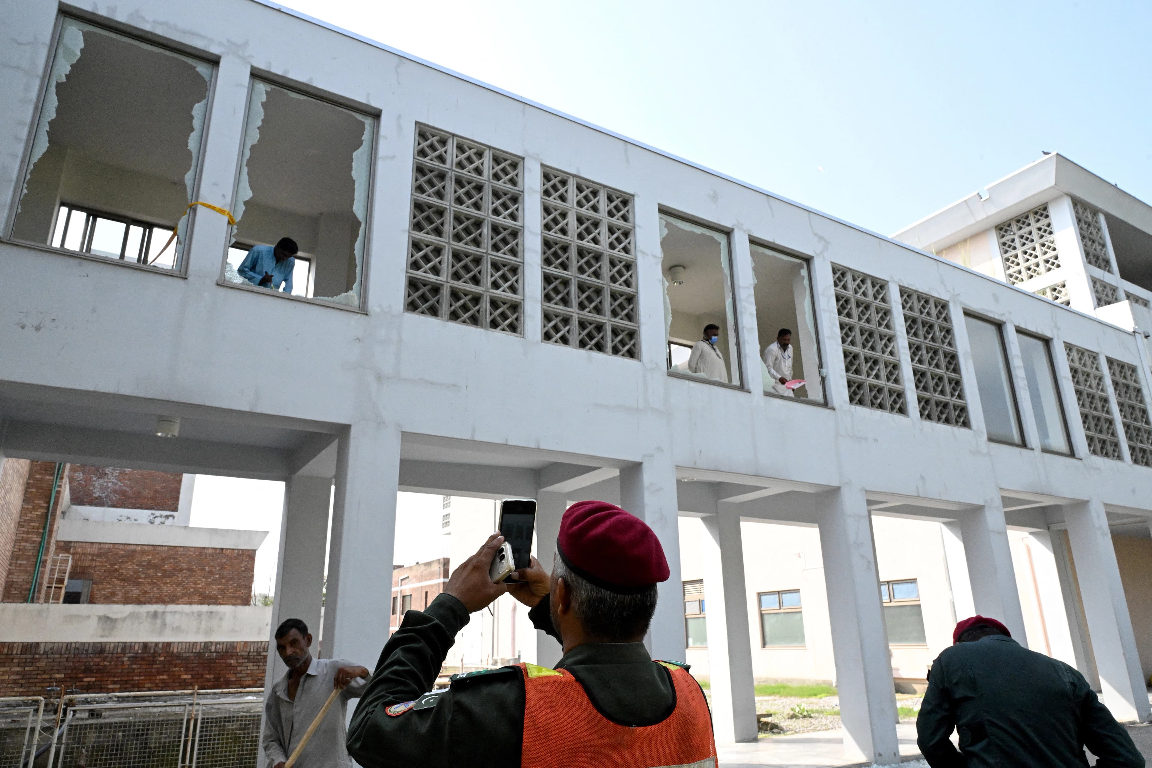 لە نەخۆشخانەیەکی ئیسلامئاباد ئاگر کەوتەوە و 14 کۆرپە گیانیان لەدەستدا