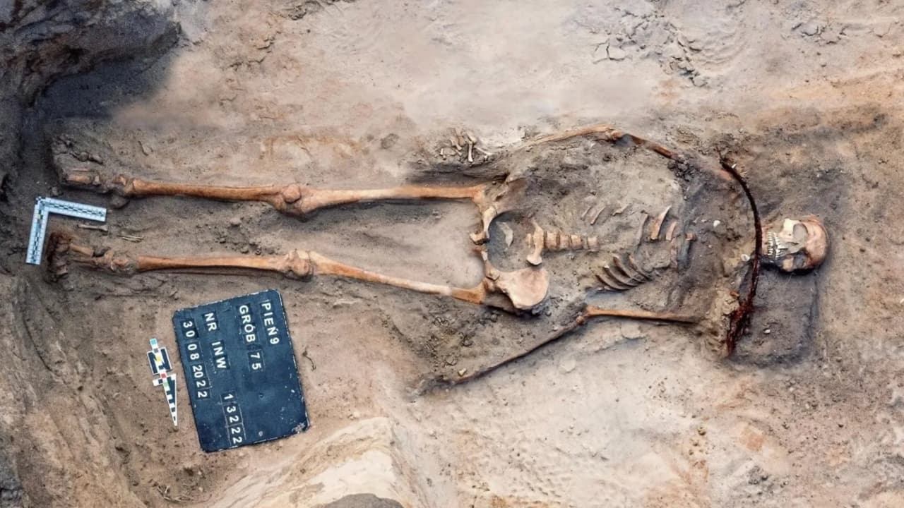 400 yıllık kadın ‘vampir mezarı’ bulundu: Boğazına tırpan yerleştirilmiş, başparmağı kilitlenmiş