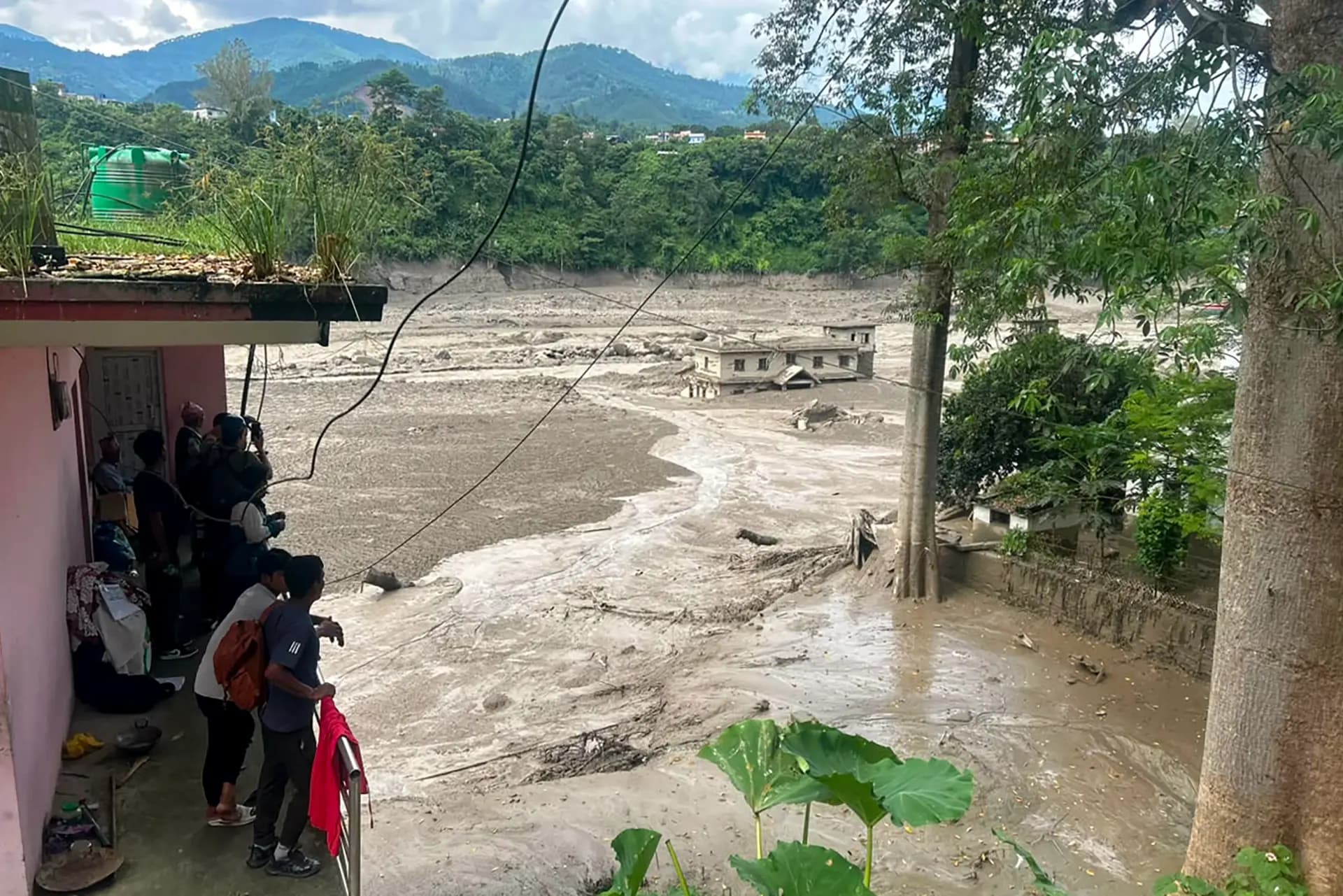 Li Nepalê lehî rabû: Herî kêm 157 kes mirin û 400 kes jî winda ne