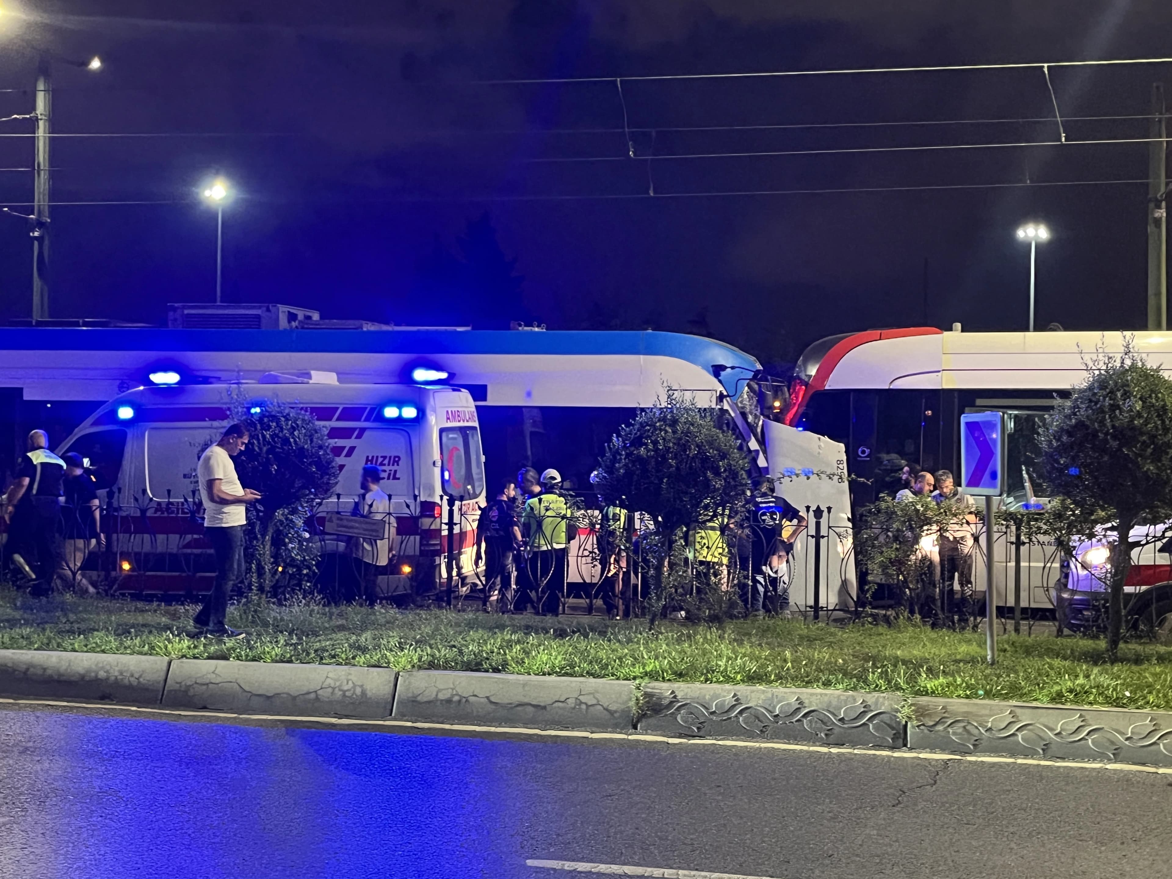 İstanbul'da iki tramvay çarpıştı: Yaralılar var