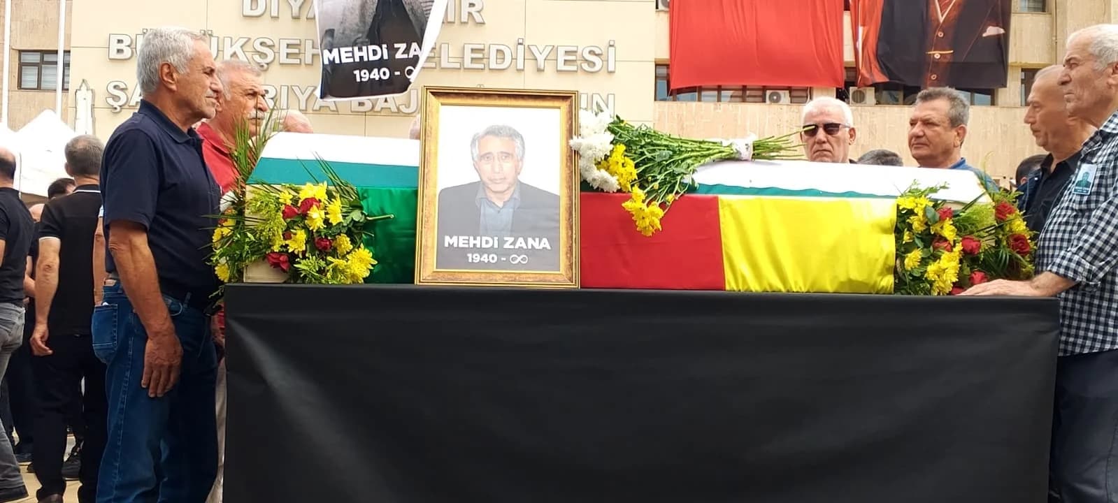 Mehdî Zana bi Alaya Kurdistanê tê oxirkirin