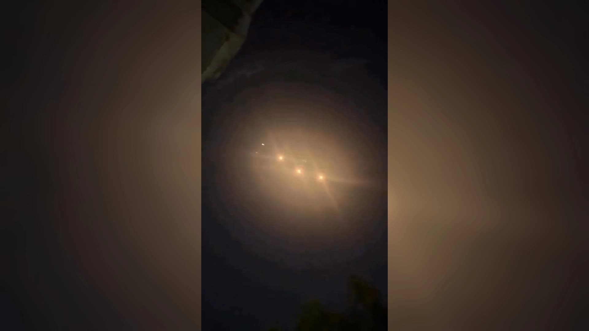 ساتی بەرپەرچدانەوەی هێرشە مووشەکییەکەی ئێران لە ئاسمانی ئورد. وێنە: تۆڕە کۆمەڵایەتییەکان