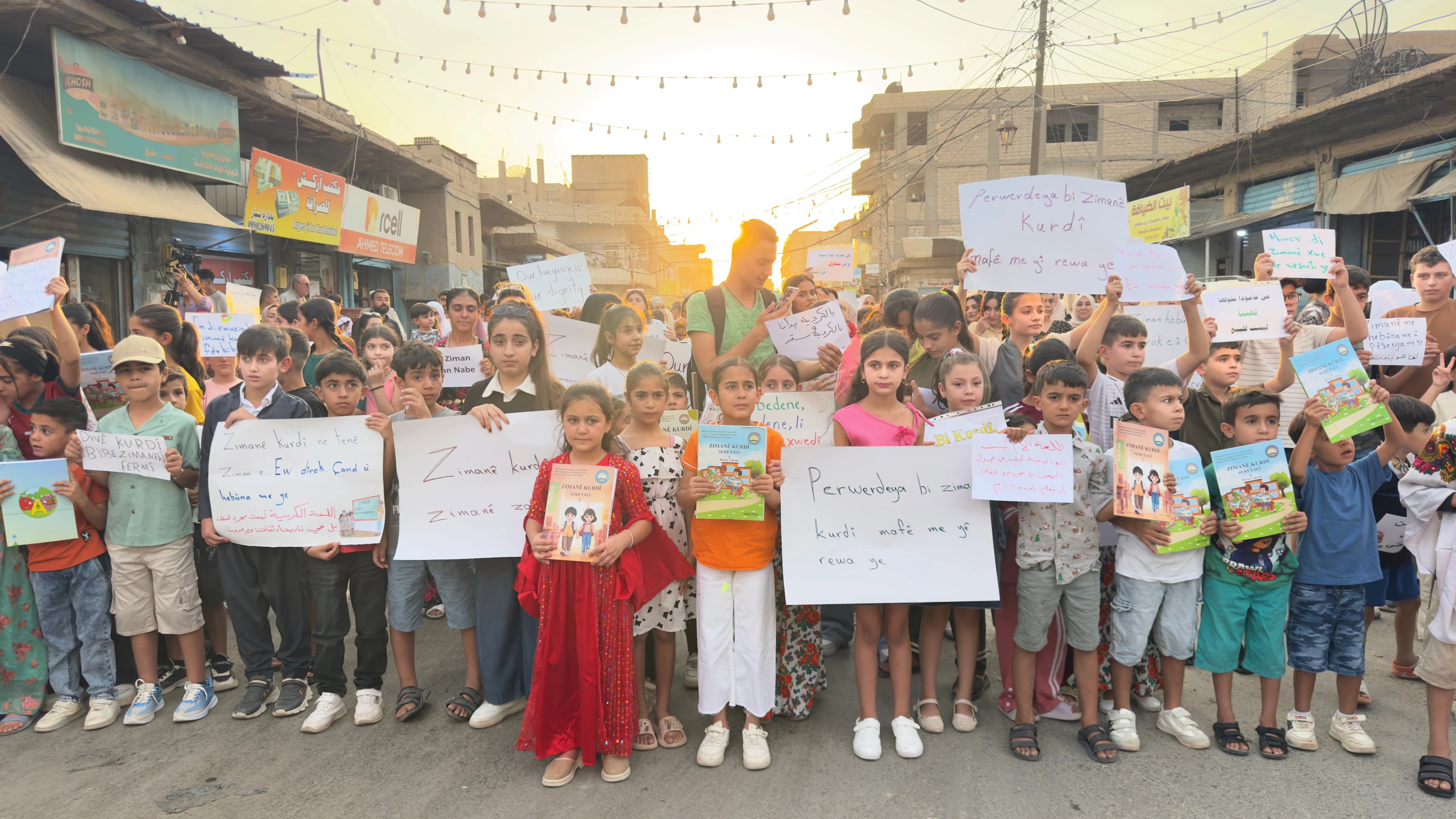 Gelê Rojavayê Kurdistanê derdikeve qadan û doza zimanê xwe dike