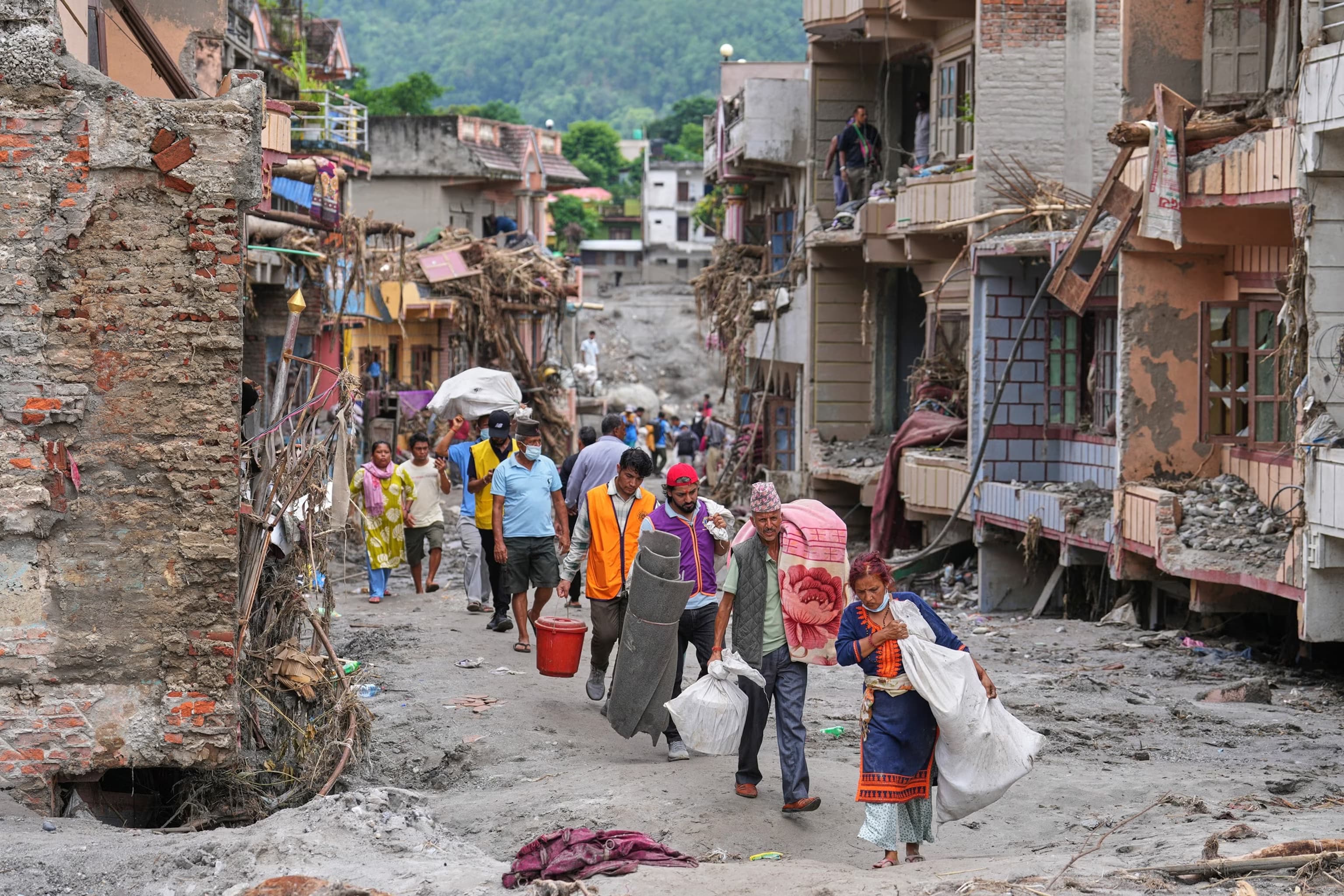 Nepal'deki selde hayatını kaybedenlerin sayısı 939'a yükseldi