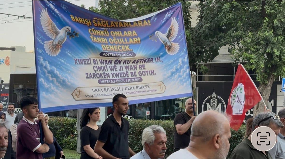 Urfa’da ‘Barış’ yürüyüşünde İncil’den Kürtçe ve Türkçe pankart