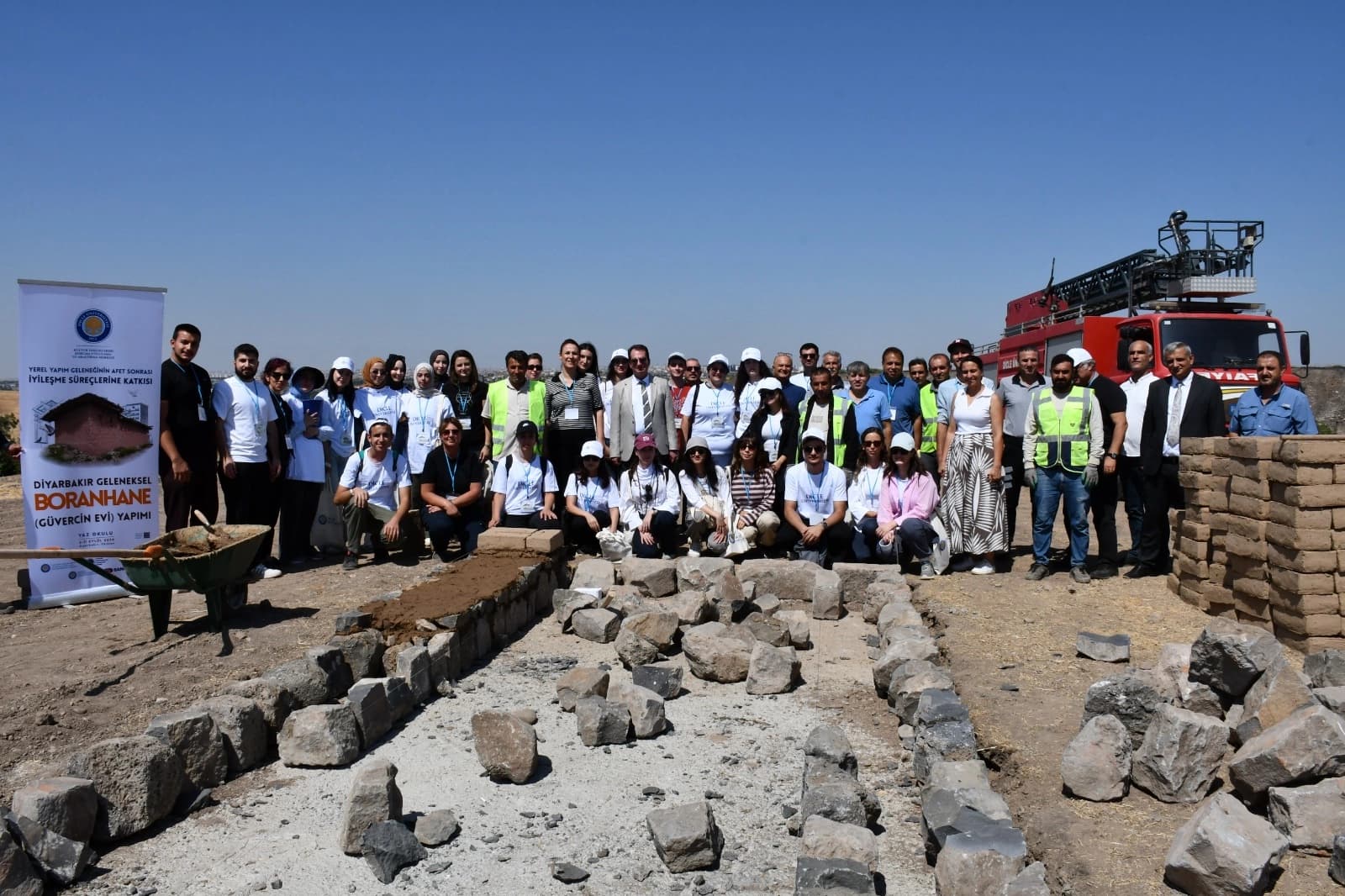 Akademisyen, öğrenci ve geleneksel yapı ustalarını buluşturan projede, geleneksel tekniklerle bir güvercin evi inşa edilecek.