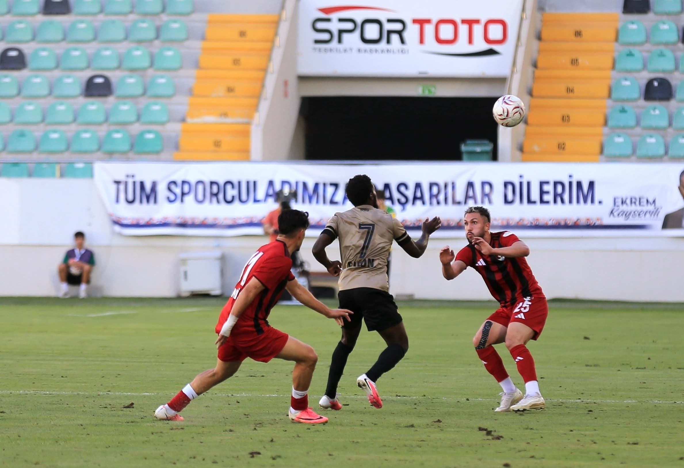 Lîstikvanên Vanspor û Batman Petrolsporê / Wêne: AA