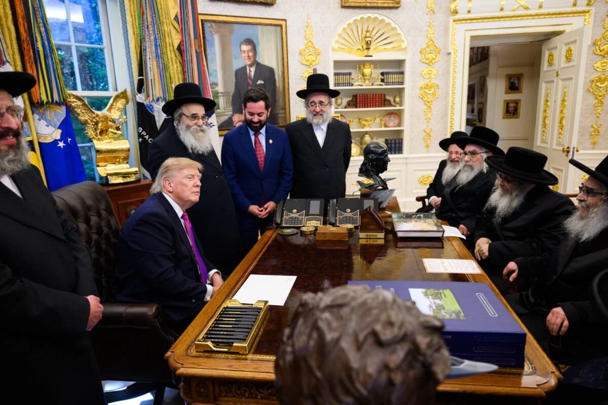 Trump, 50 yıl sonra Hasidik Yahudileri Beyaz Saray'da ağırladı