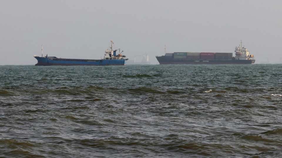 Vessels are seen in the Strait of Hormuz, off the port city of Bandar Abbas in southern Iran on August 10, 2026. Photo: AFP