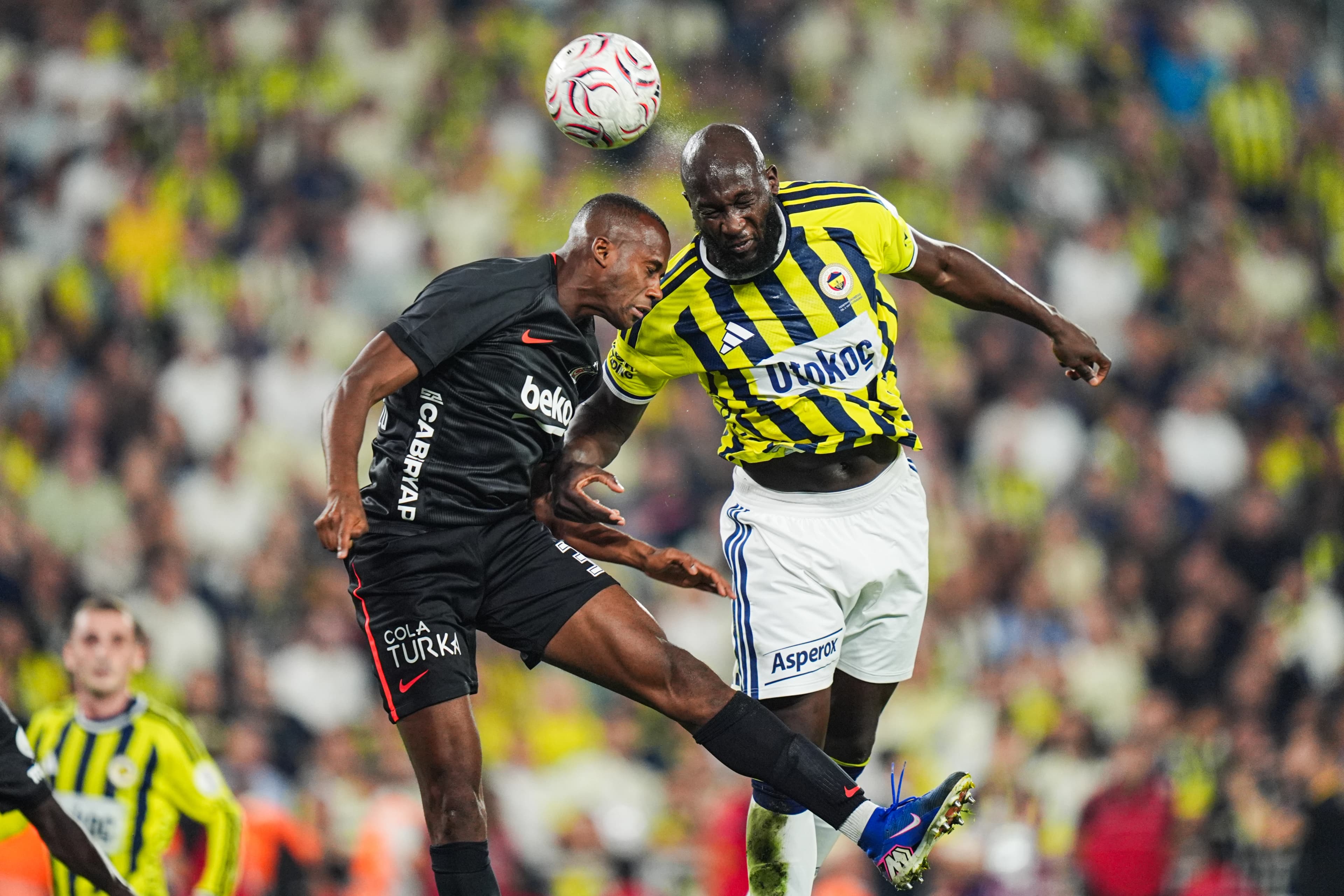 Chobani Stadı’nda derbi: Beşiktaş, Fenerbahçe’yi 2-1 mağlup etti