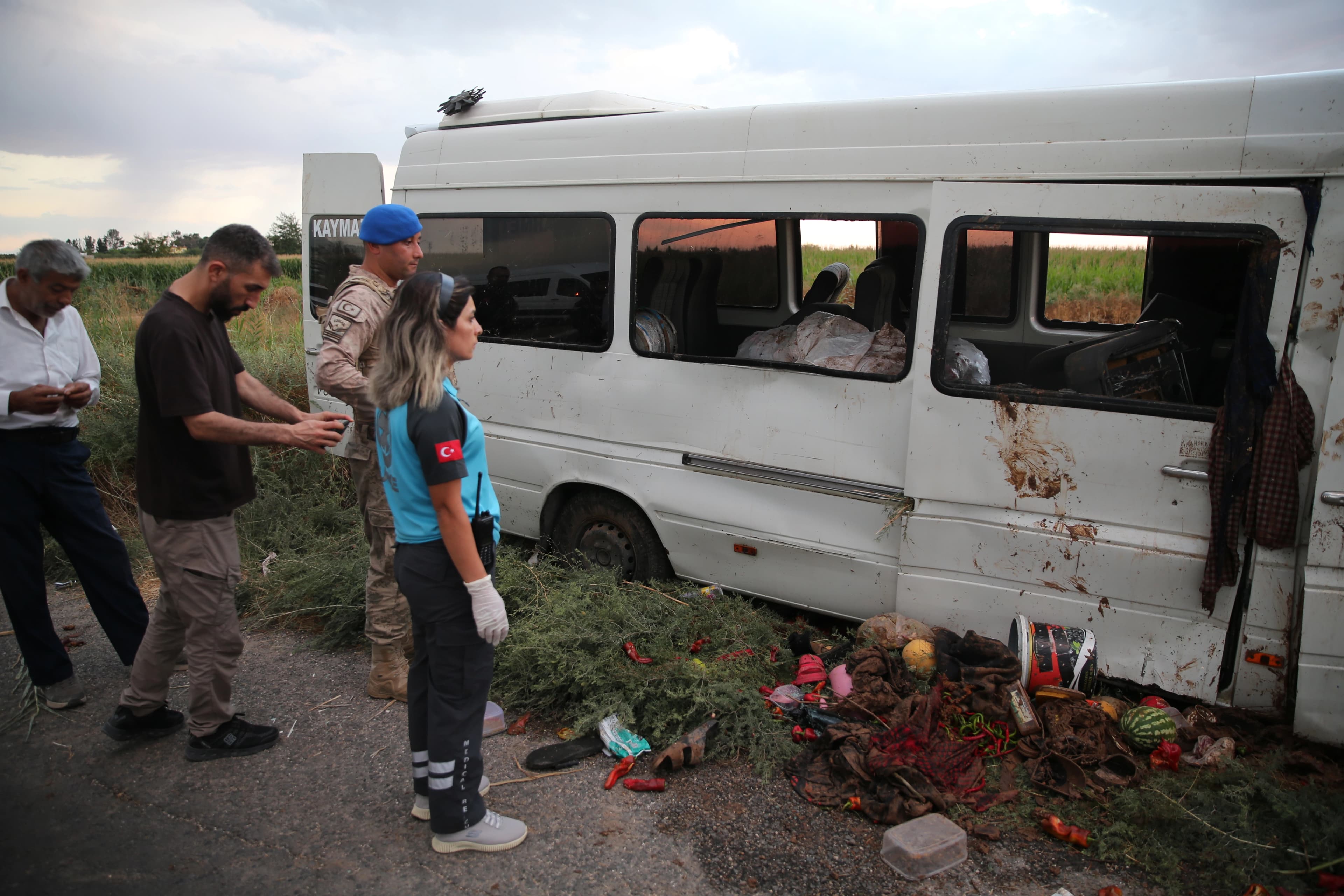 İşçi taşıyan minibüs tahliye kanalına düştü: 15 yaralı