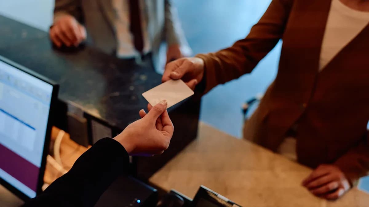 پێنج فێڵی گەشتیاری کە شارەزاترین کەسیش هەڵدەخەڵەتێنن