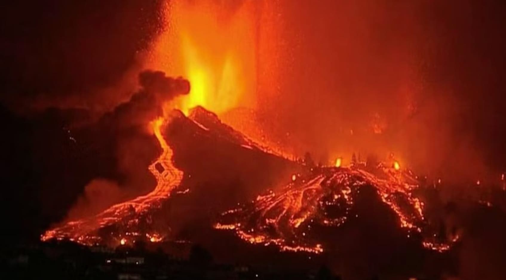 Endonezya’da yanardağ patladı: 2 bin 300’den fazla uçuş iptal edildi