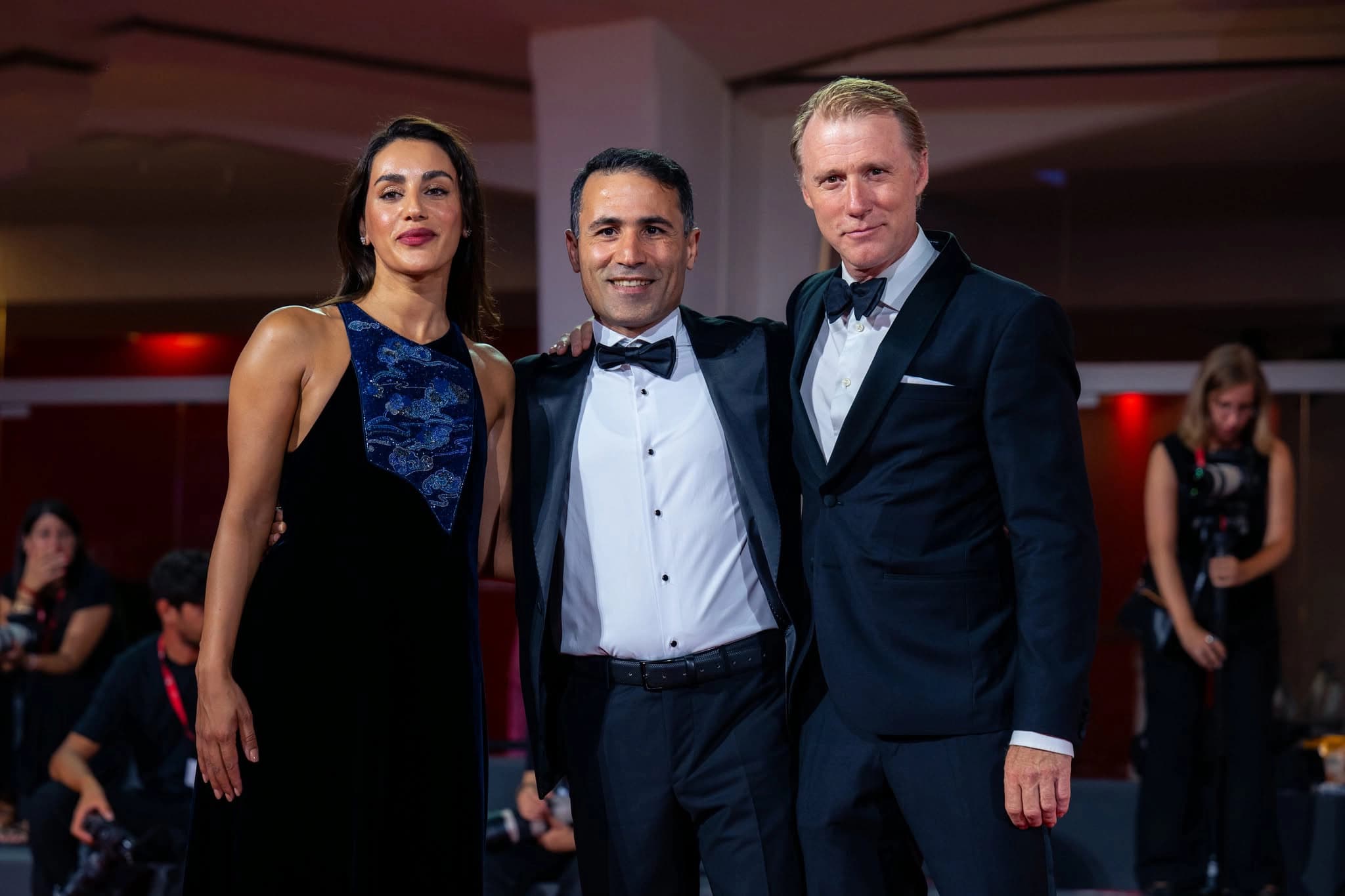 هەڵکەوت مستەفا، دەرهێنەر، ئاڤان جەمال و تۆربیۆن هار، ئەکتەرانی سەرەکیی فیلمی بەهەشت نابینی ئەگەر ژن بتکوژێت لەسەر فەرشی سووری فێستیڤاڵی فیلمی ڤێنس. وێنە: بڵند تاهیر - رووداو