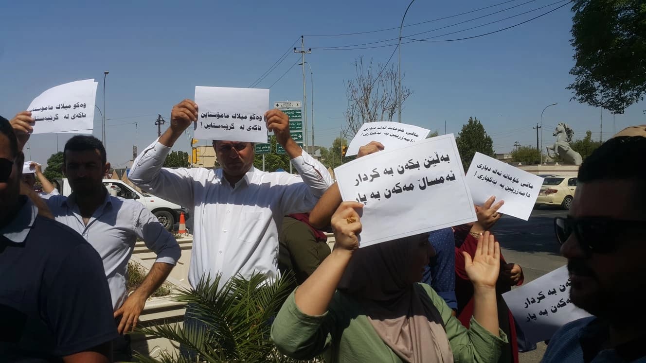 مامۆستایانی گرێبەست لە 5 ناوچەی هەرێمی کوردستان گردبوونەوەی ناڕەزایەتی دەکەن