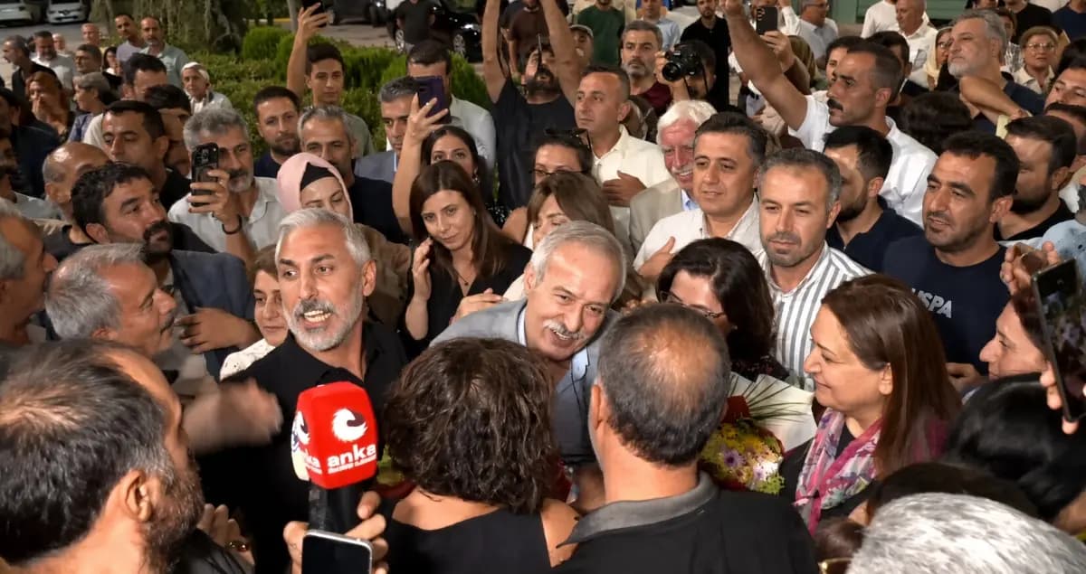 Selçuk Mızraklı 7 yıl sonra Diyarbakır’a döndü: ‘Ceketimden Demirtaş’ın kokusu geliyor’