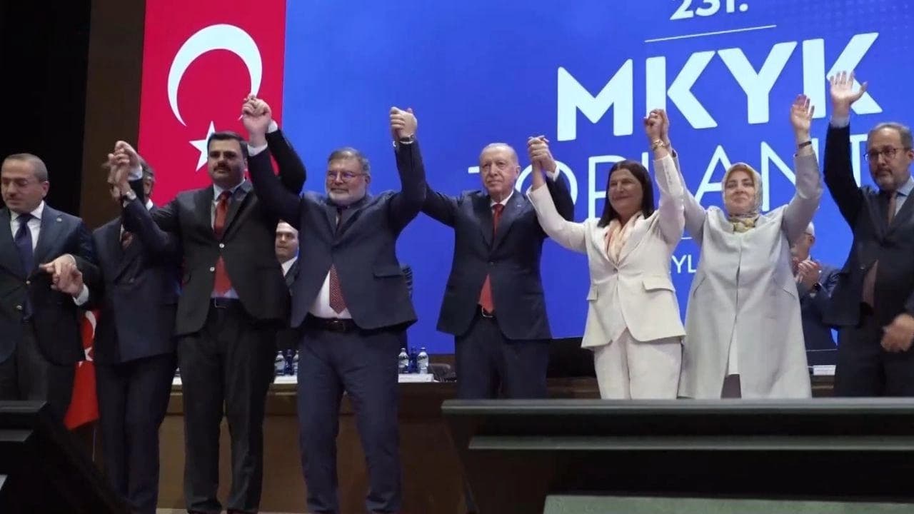 Erdoğan, partisine katılan 4 belediye başkanına rozetlerini taktı