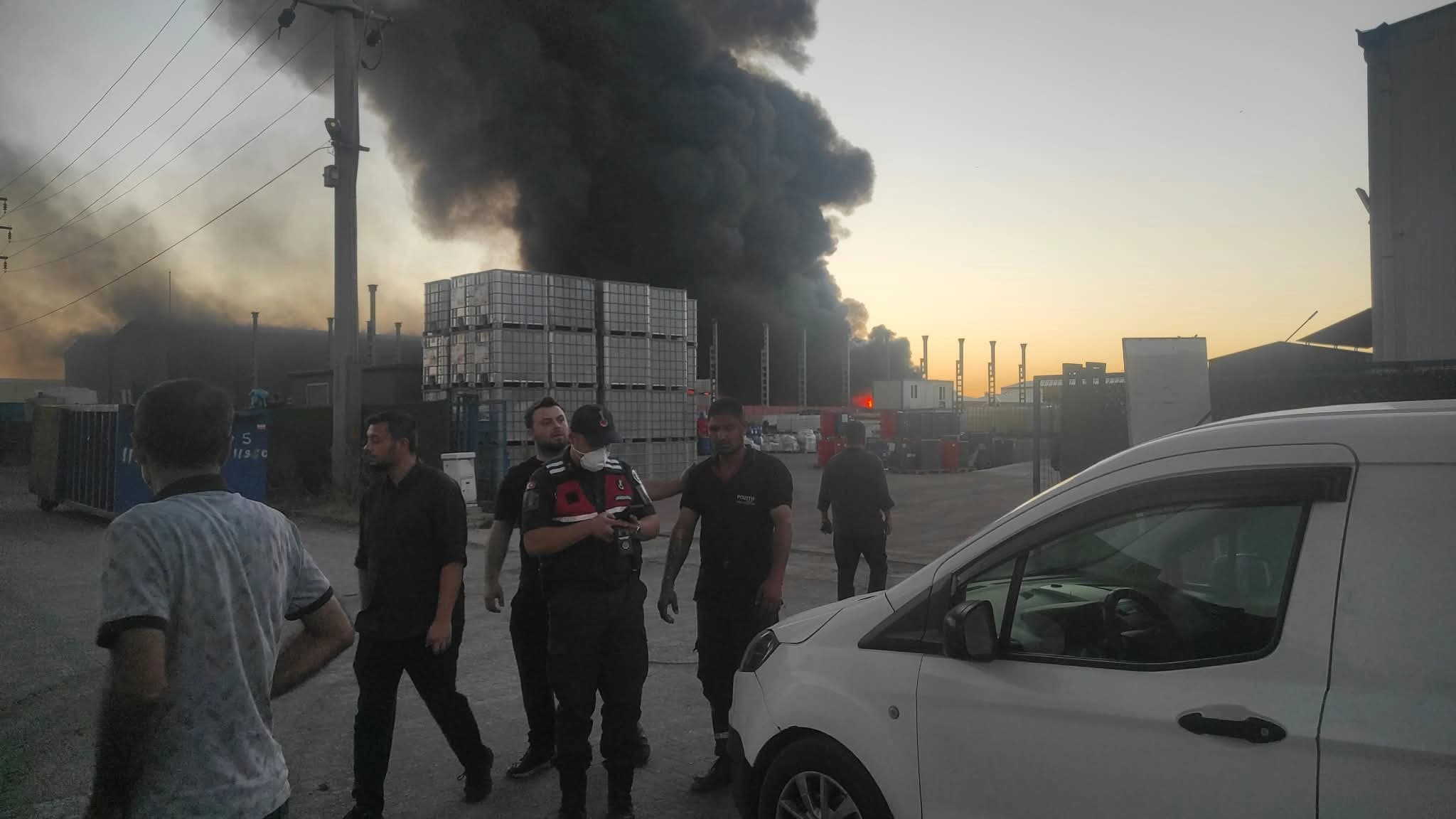 Bolu'da geri dönüşüm deposunda yangın: 2 kişi yaralandı