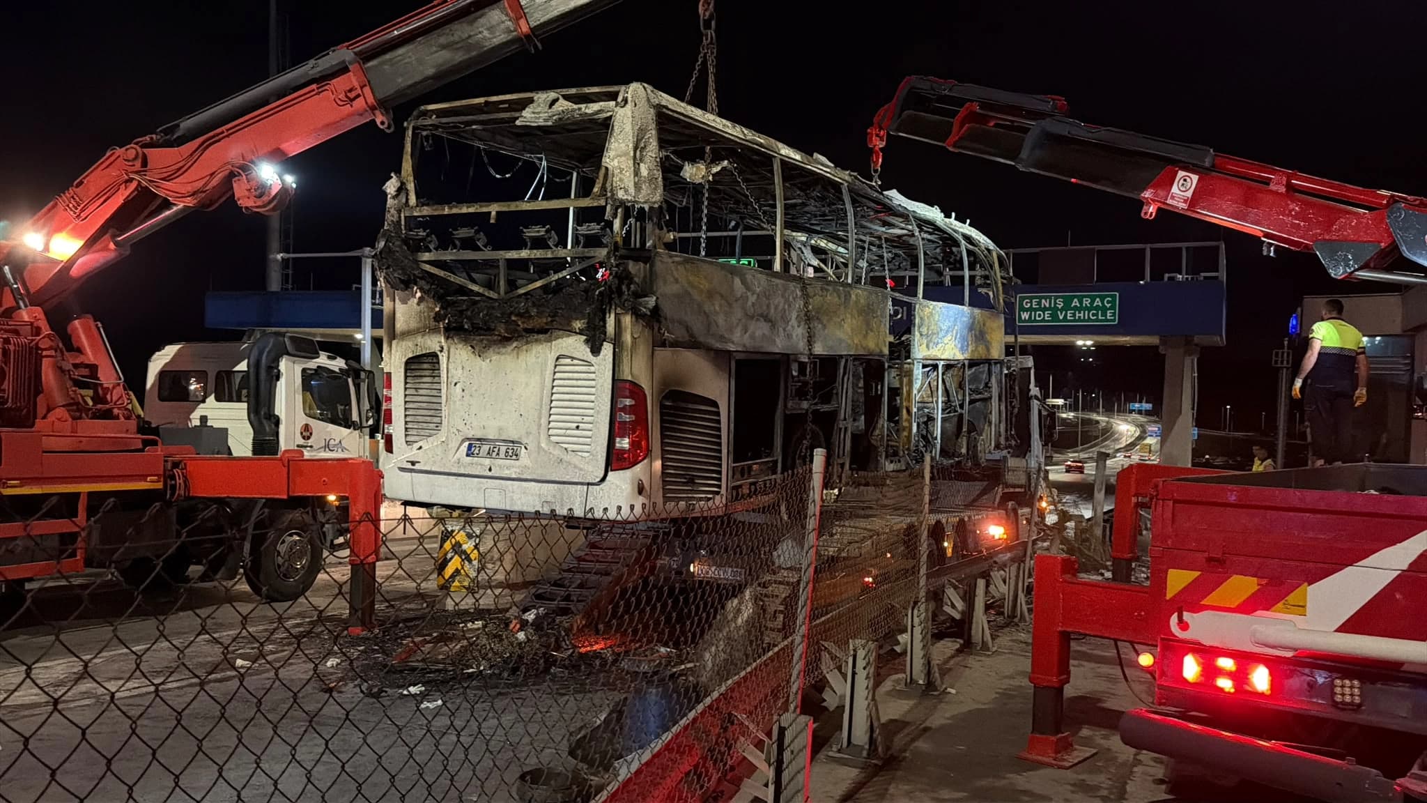 Otobusa ku ji Amedê diçû Stenbolê şewitî: 2 mirî, 8 birîndar