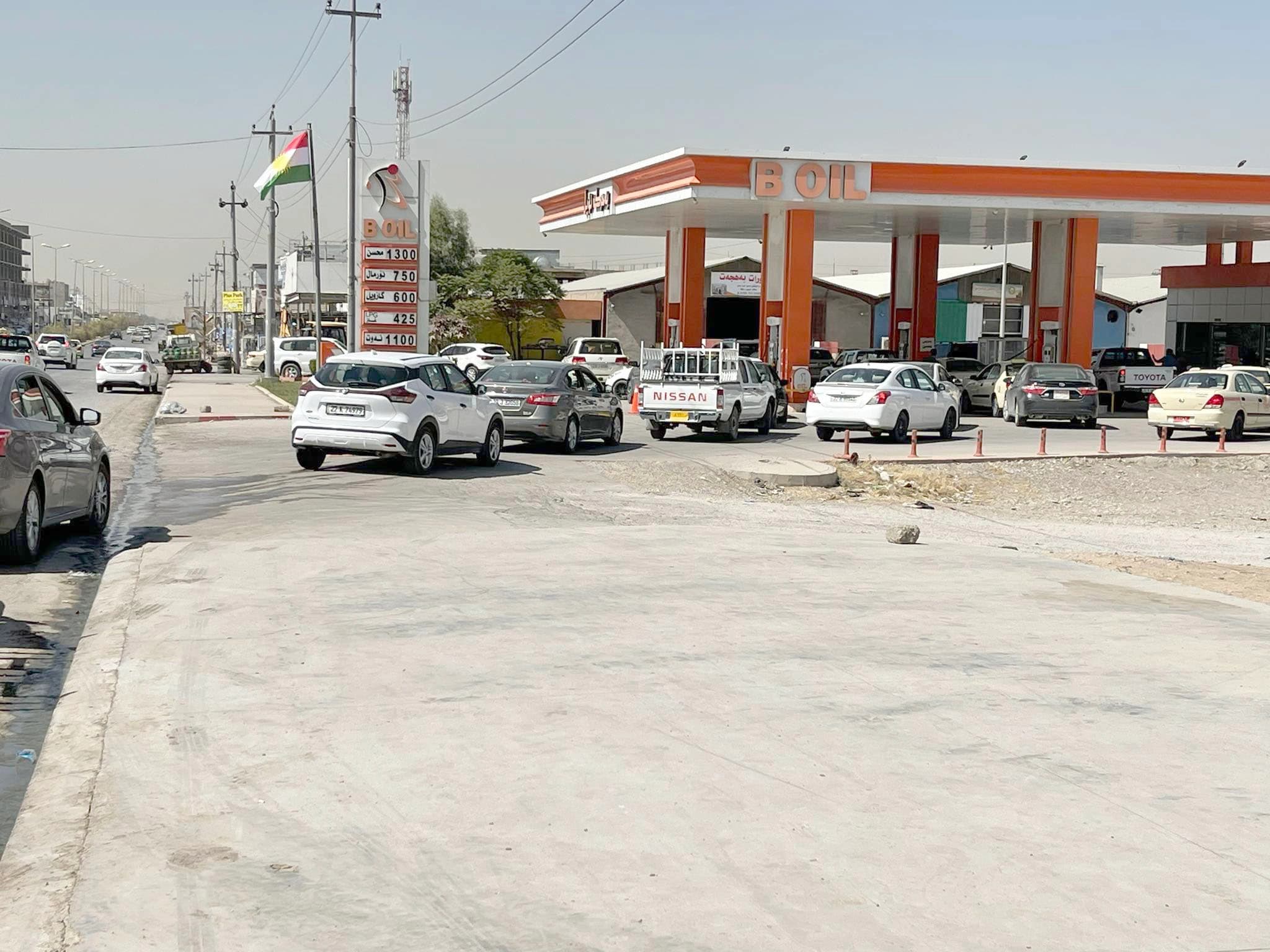 سەرەگرتنی چەند ئۆتۆمبێلێک بۆ وەرگرتنی بەنزین