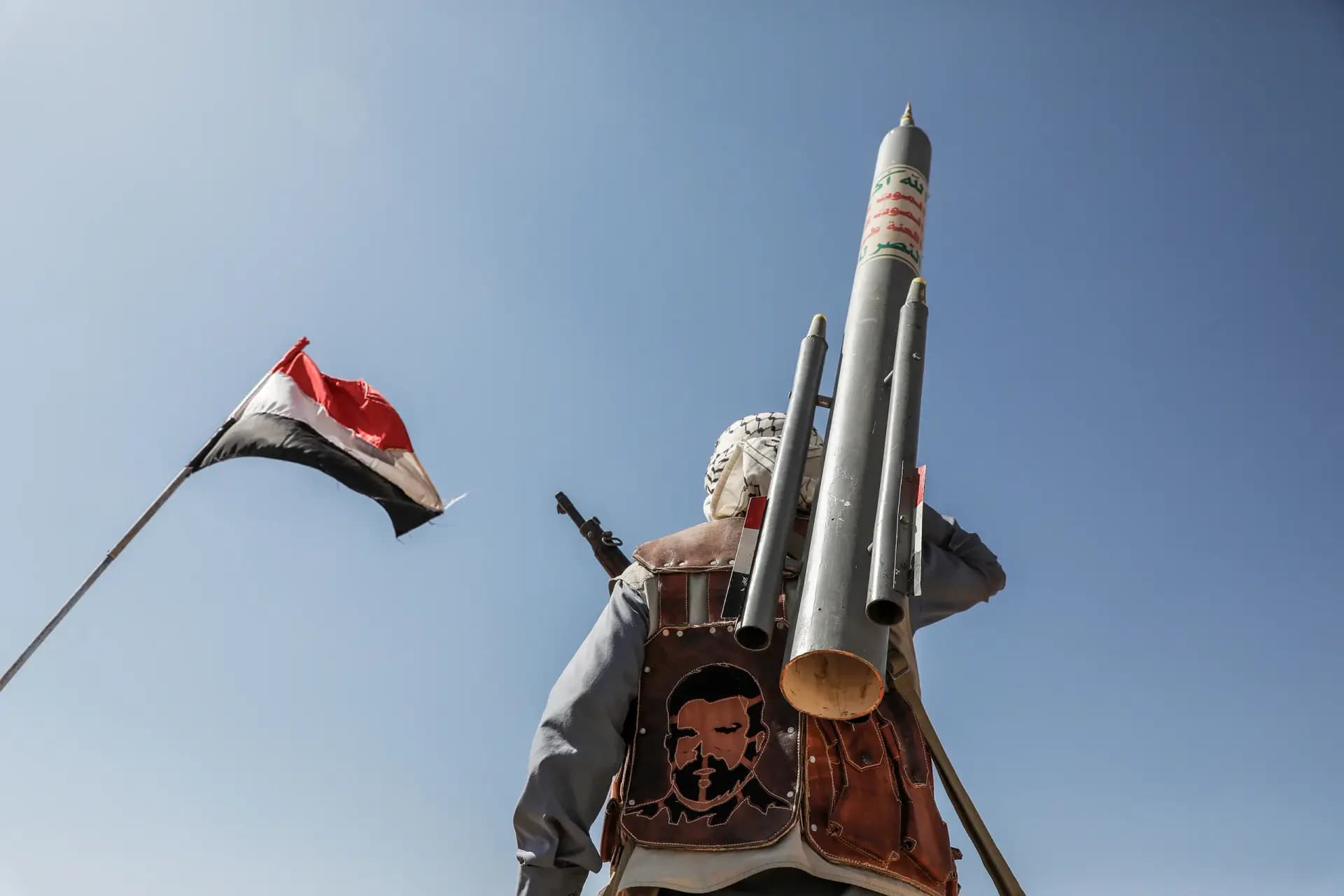 Omuzdan atmalı bir füze taşıyan Husi militanı / Foto: Reuters